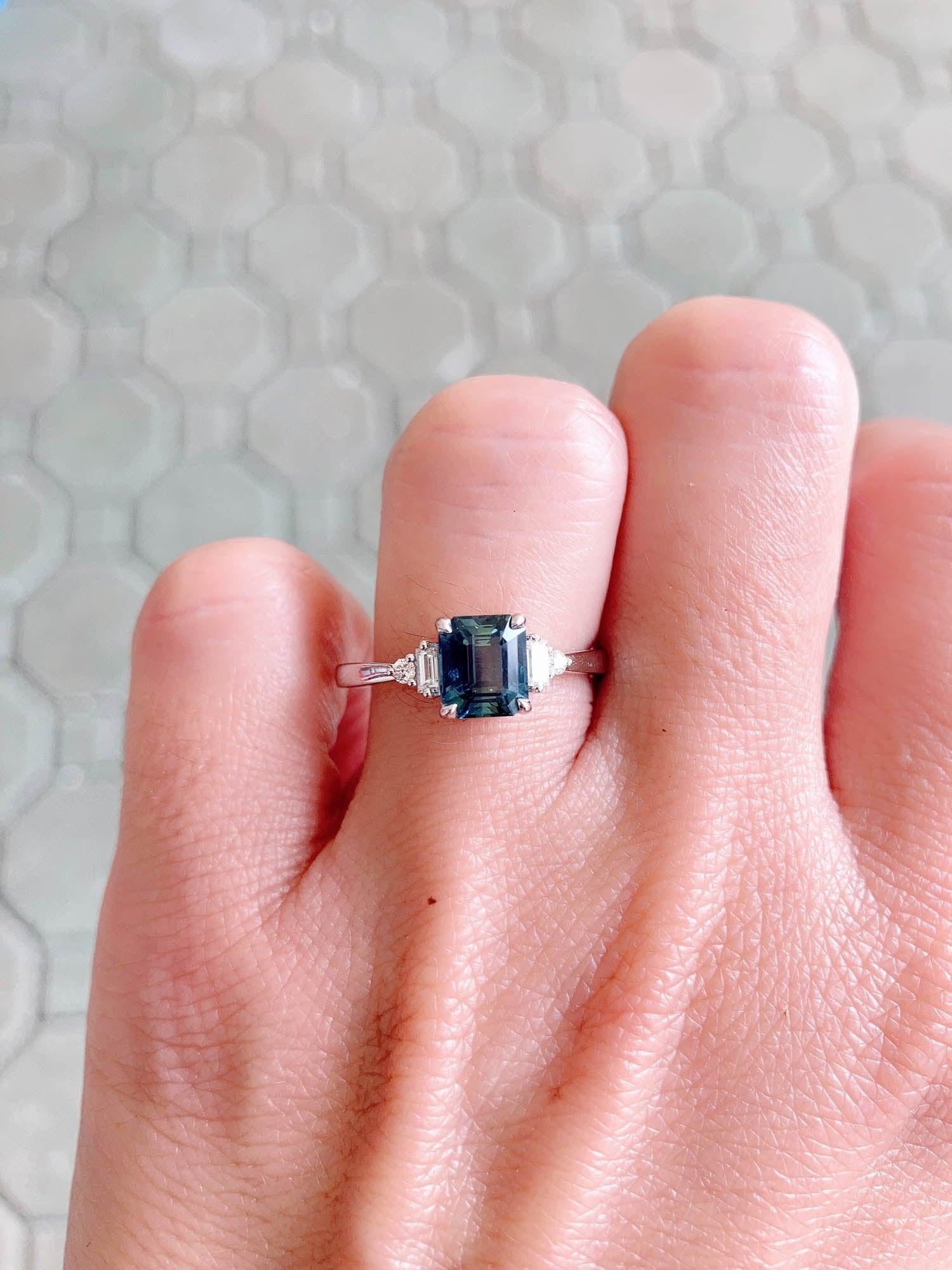 1,69ct Teal Sapphire mit Baguette Diamant Seiten 14k Weißgold Verlobungsring Damen