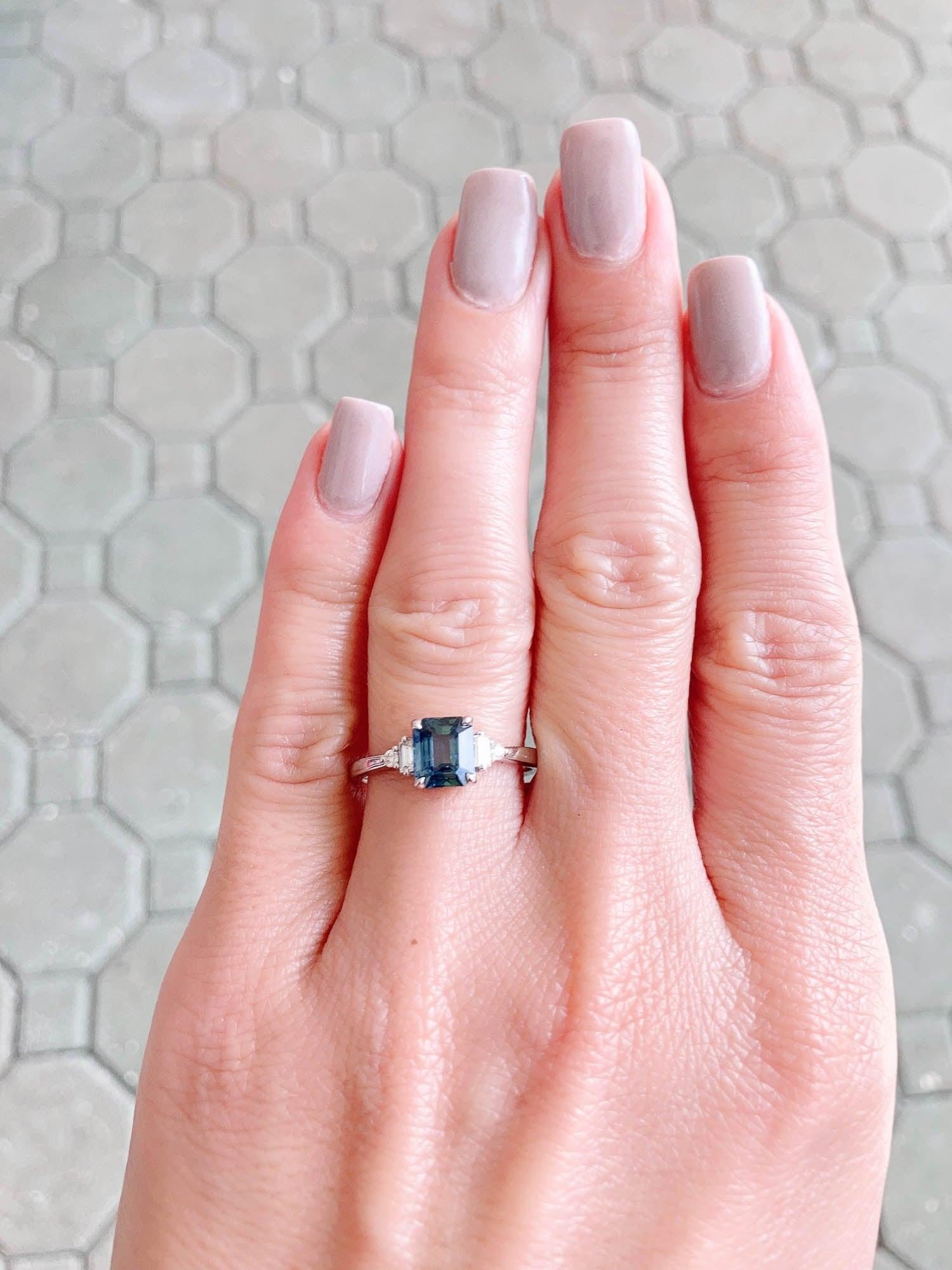 1,69ct Teal Sapphire mit Baguette Diamant Seiten 14k Weißgold Verlobungsring 1