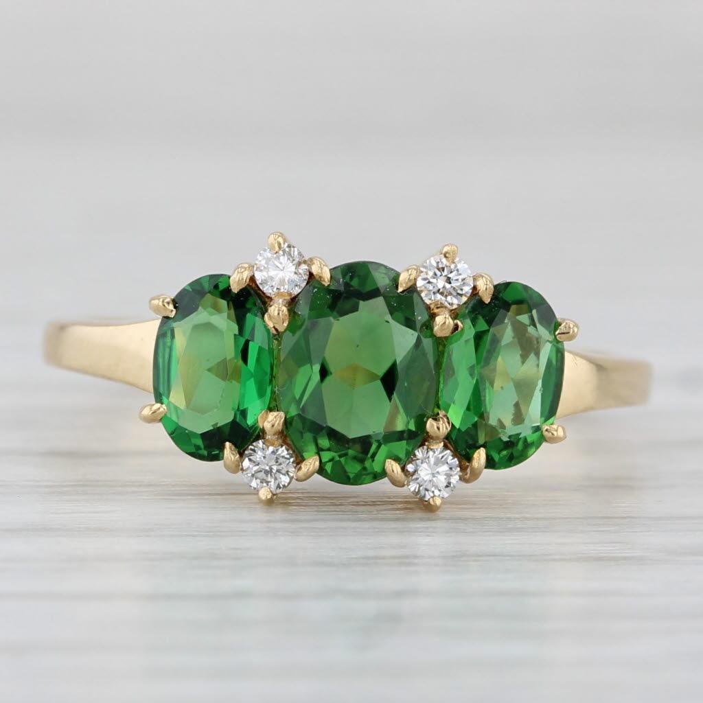 Informazioni sulla gemma:
- Diopside di cromo naturale
Carati totali - 1,59ctw
Taglio - Brilliante ovale
Colore - Verde

- Diamanti naturali -
Carati totali - 0,10ctw
Taglio - Brillante rotondo
Colore - F - G
Chiarezza - VS2

Metallo: oro giallo