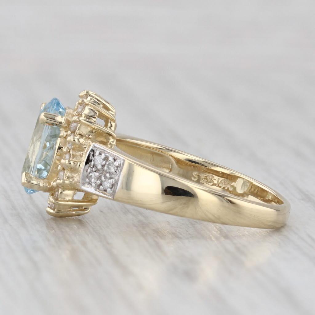 Taglio ovale Anello aureolato con diamante e acquamarina ovale da 1,69 carati in oro giallo 14k, misura 6 in vendita
