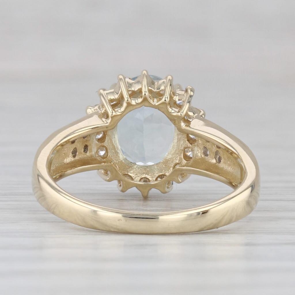 Anello aureolato con diamante e acquamarina ovale da 1,69 carati in oro giallo 14k, misura 6 In condizioni buone in vendita a McLeansville, NC