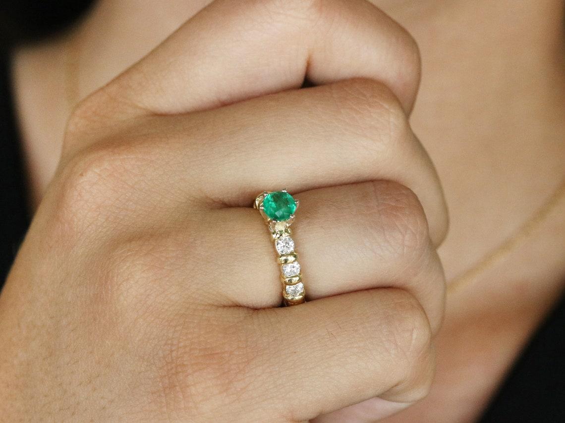 Modern 1.69tcw 18K Colombian Emerald-Round Cut & Diamond Wedding Engagement Ring For Sale