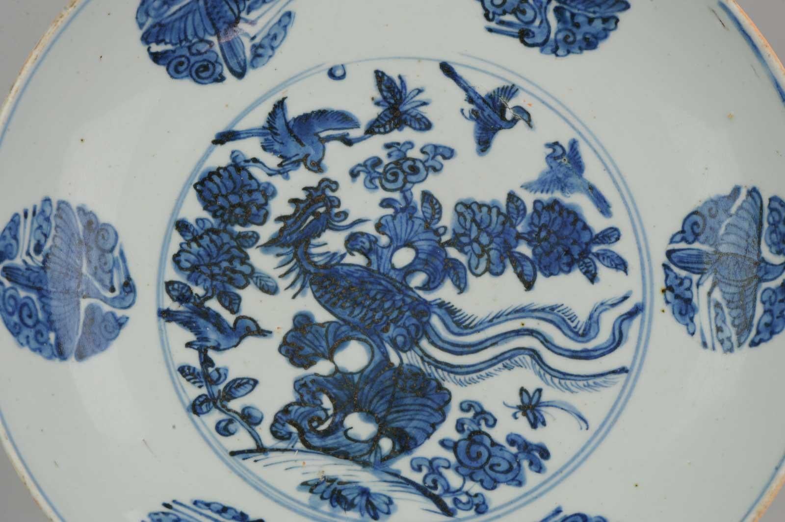 Large and very nice blue and white charger/dish from the Ming period. Jiajing or Wanlin. Absolute rare item

Dish on foot ring, decorated in underglaze blue. In the center a scene of a phoenix with other birds. The border with birds flying around