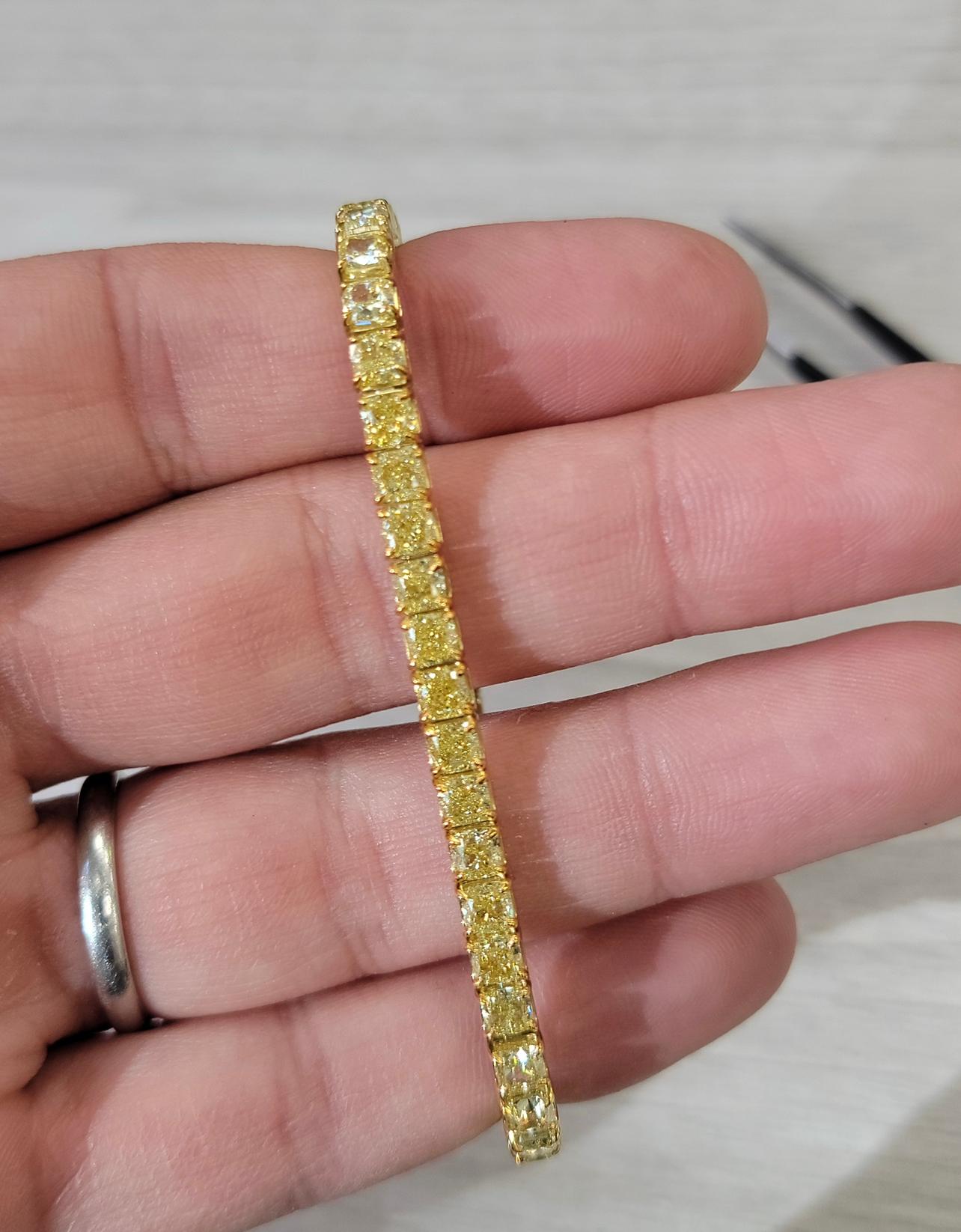 16ct Fancy Intense Yellow Cushion Diamond Tennis Bracelet In New Condition For Sale In New York, NY