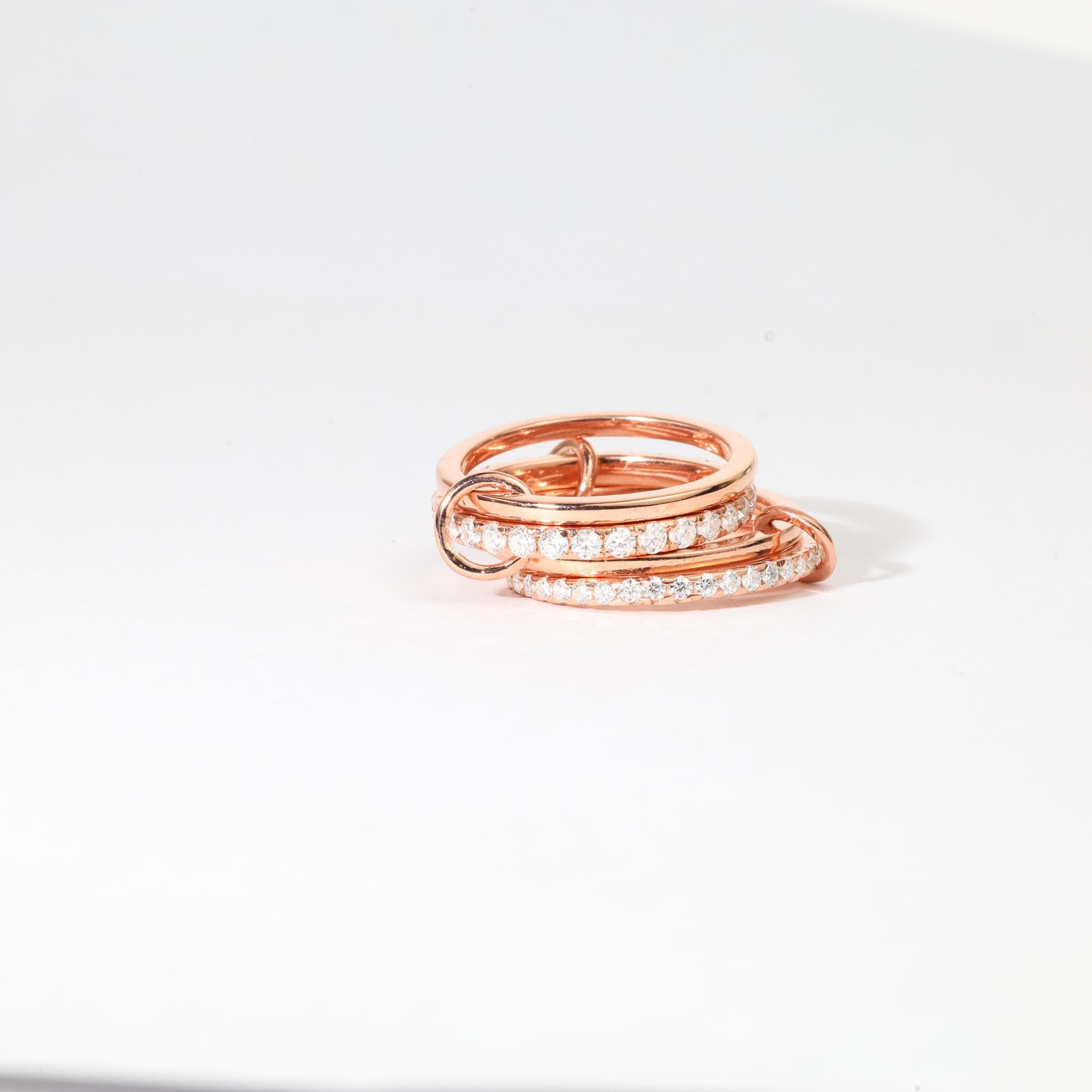 💎 Product Description:
Redefining sophistication and artistry, this Diamond Multi-Link Connected Stacking Ring is an exquisite display of modern glamour fused with timeless craftsmanship. Meticulously set with 72 natural round-cut diamonds totaling