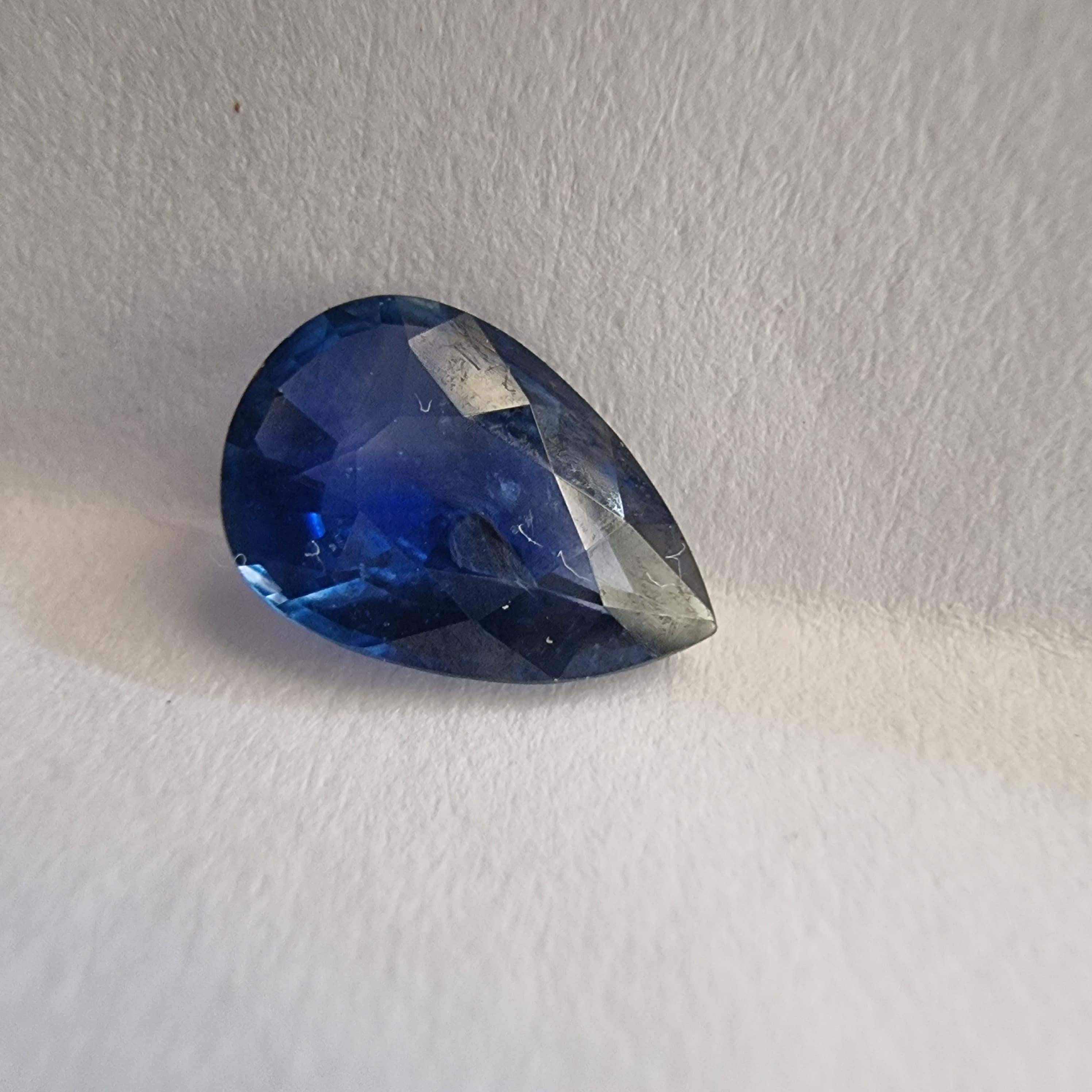 Scopri la bellezza senza tempo di questo zaffiro blu naturale da 1,6 carati, elegantemente tagliato a forma di pera. Questa gemma presenta uno splendido colore blu intenso, perfetto per creare gioielli su misura che emanano raffinatezza e