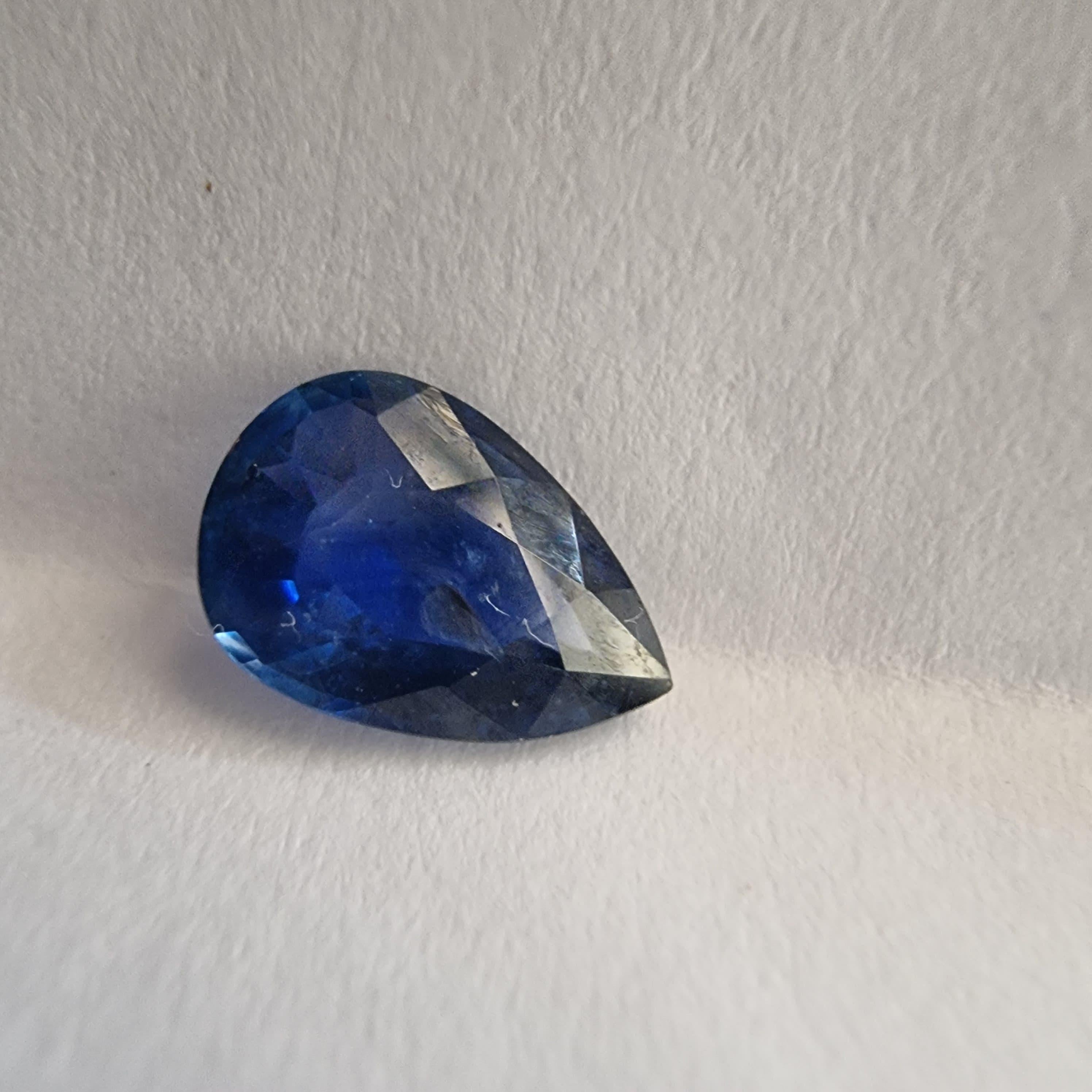 Moderno Gemma di zaffiro blu a forma di pera 1,6ct in vendita