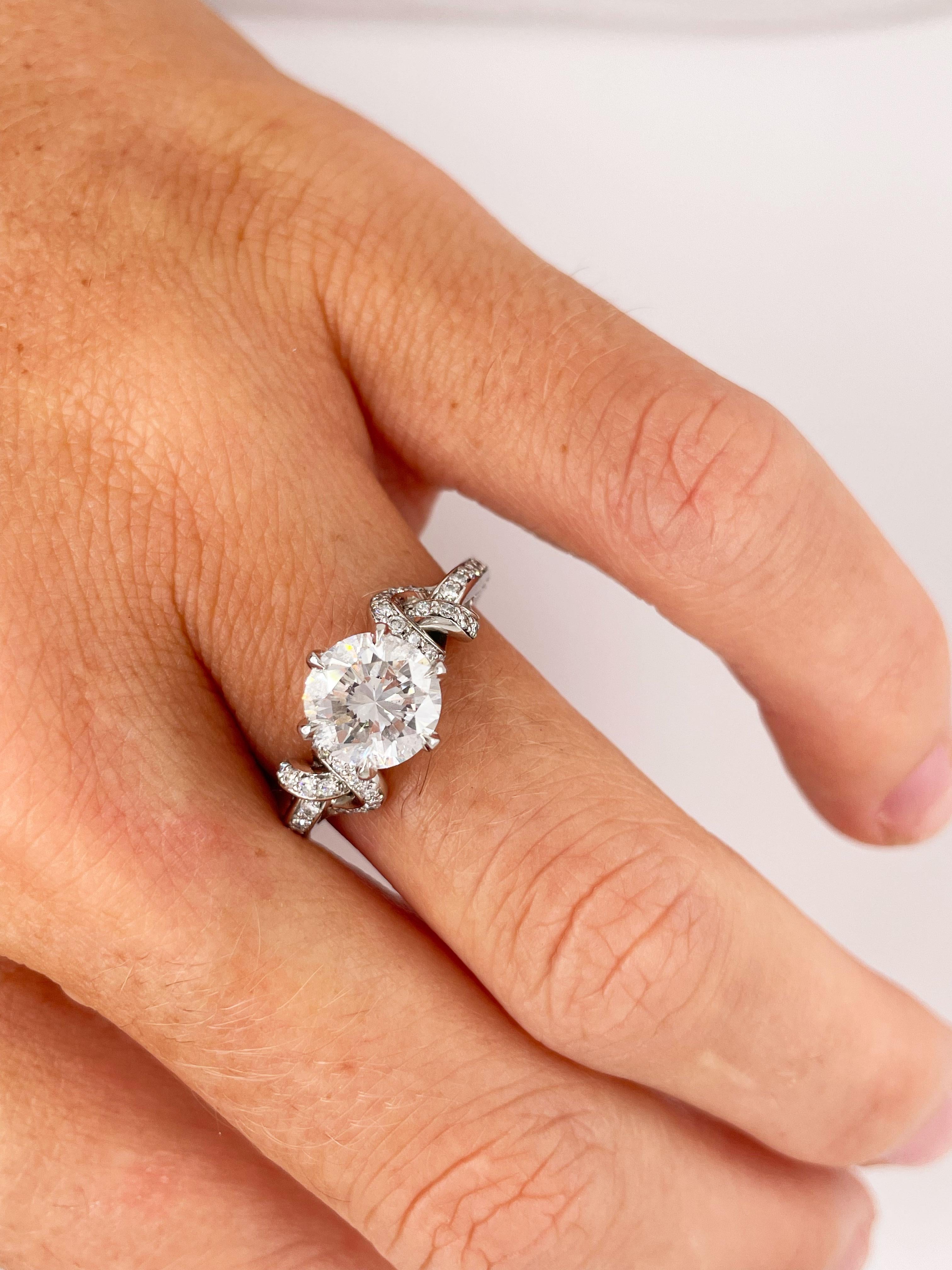 En vente :  Bague en platine à diamant rond de 1,60ct avec nœuds de diamants pavés 6