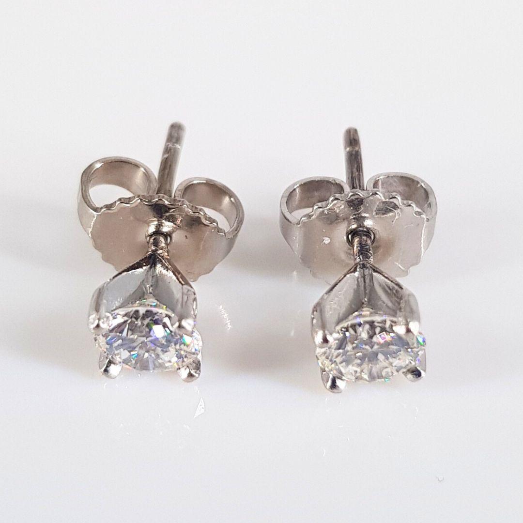 16CT WHITE GOLD DIAMOND STUDS
Modern
Item Attributes
Weight:			1.3 gram
Metal Colour: 		White Gold
Metal:			16ct
Stone Attributes
Number of Stones:	2 X Diamond 
Weight:                             0.32ct
Cut:                                    Round