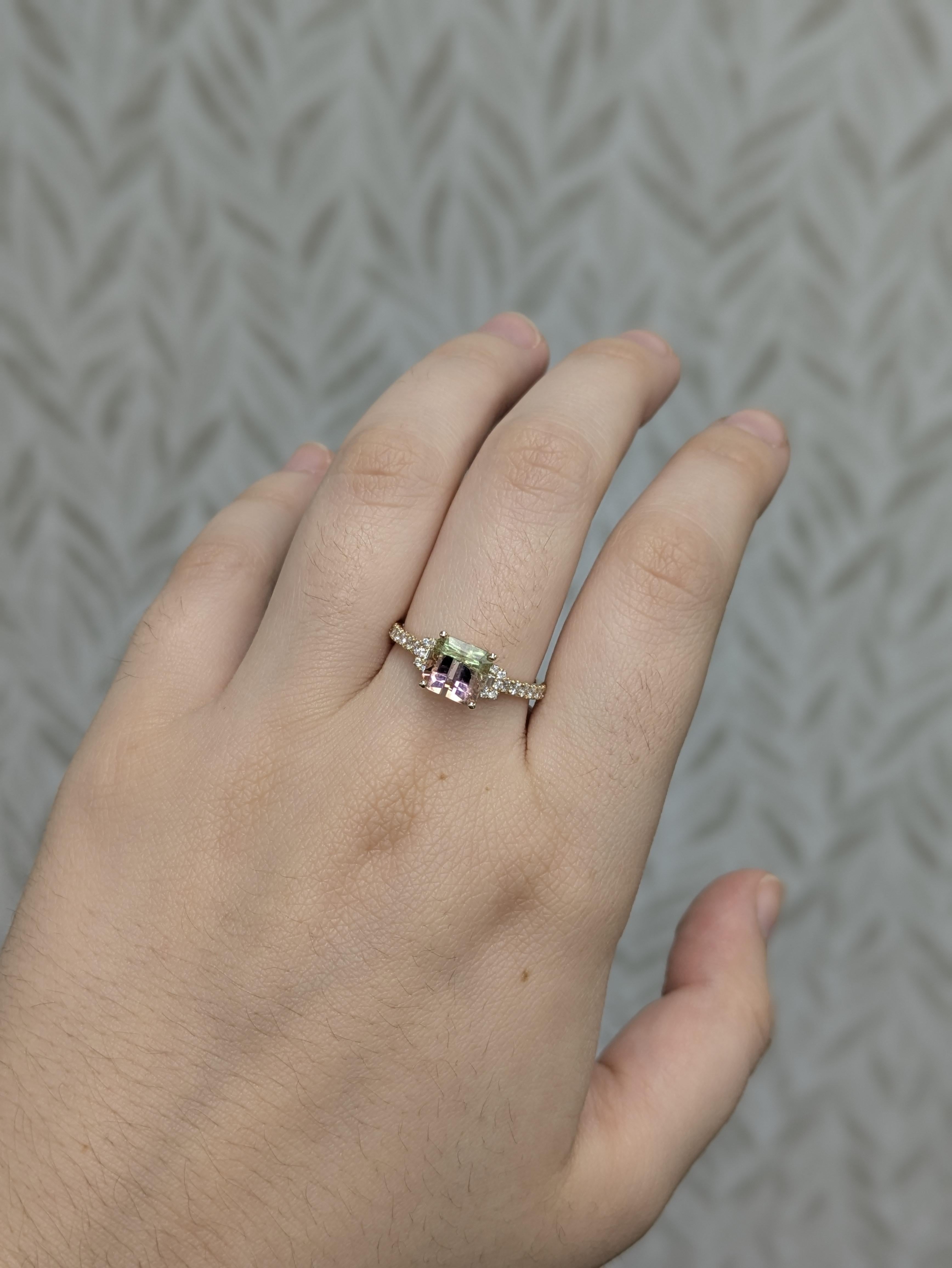 Cette bague remarquable met en valeur une tourmaline bicolore du Brésil de 1,62 carats, taillée en coussin et mesurant 6,7 mm. La pierre précieuse présente un captivant mélange naturel de couleurs, sertie dans de l'or 14k (2,04g). Accentuée de 26