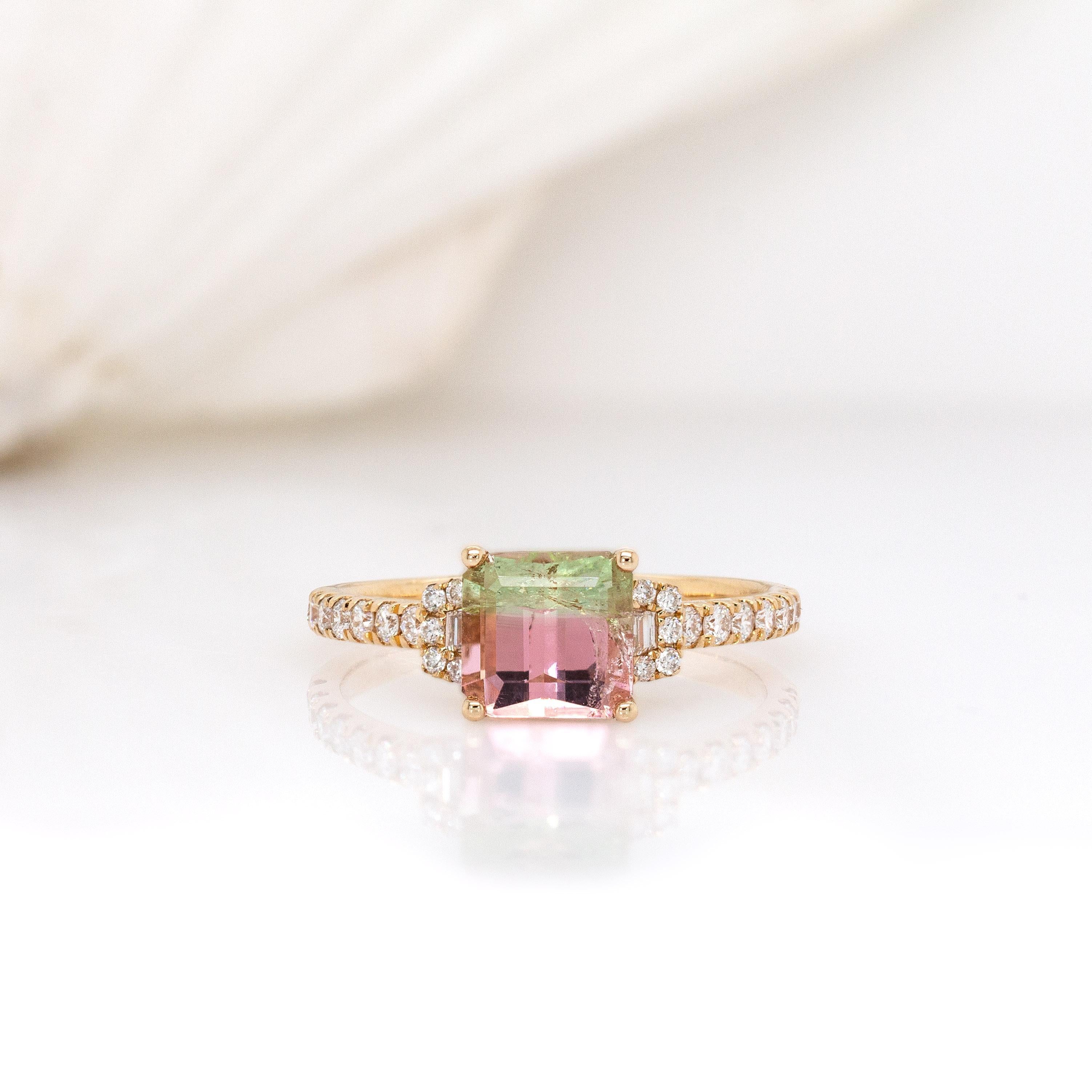 Taille émeraude Bague en tourmaline bicolore de 1,6cts avec accents de diamants naturels : Or jaune 14K en vente