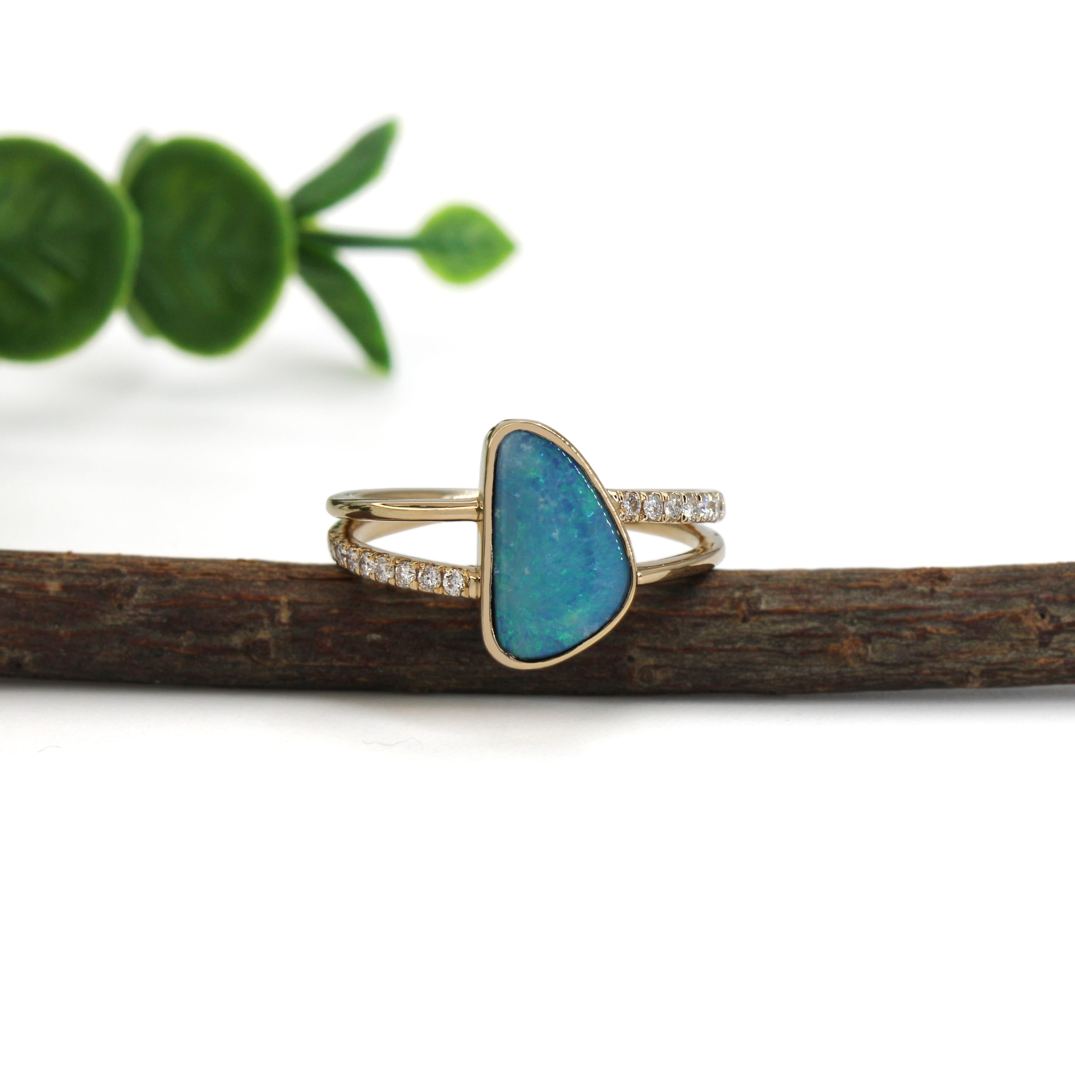 1,6 Karat Boulder-Opalring mit natürlichen Diamant-Akzenten und geteiltem Schaft aus 14 Karat Gold (Art déco) im Angebot