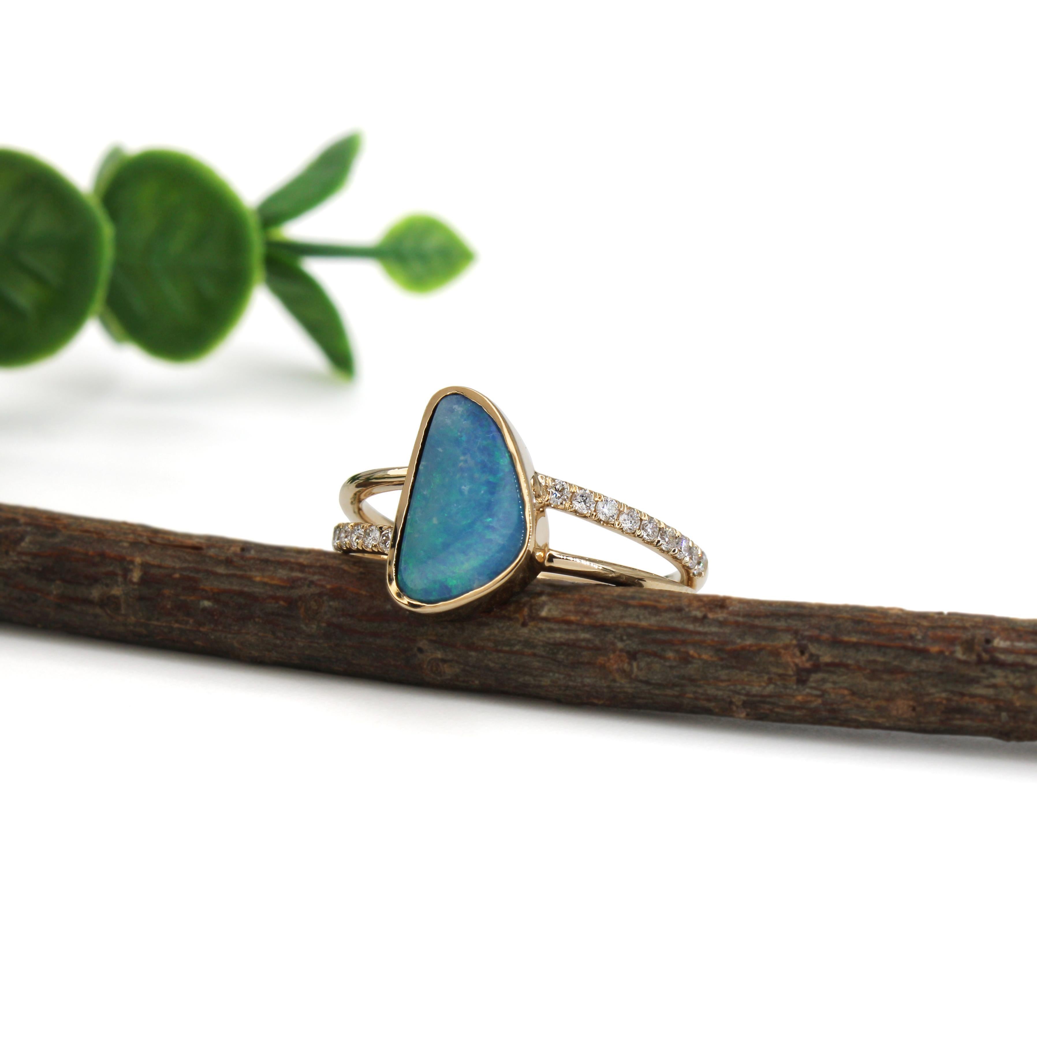1,6 Karat Boulder-Opalring mit natürlichen Diamant-Akzenten und geteiltem Schaft aus 14 Karat Gold (Rundschliff) im Angebot
