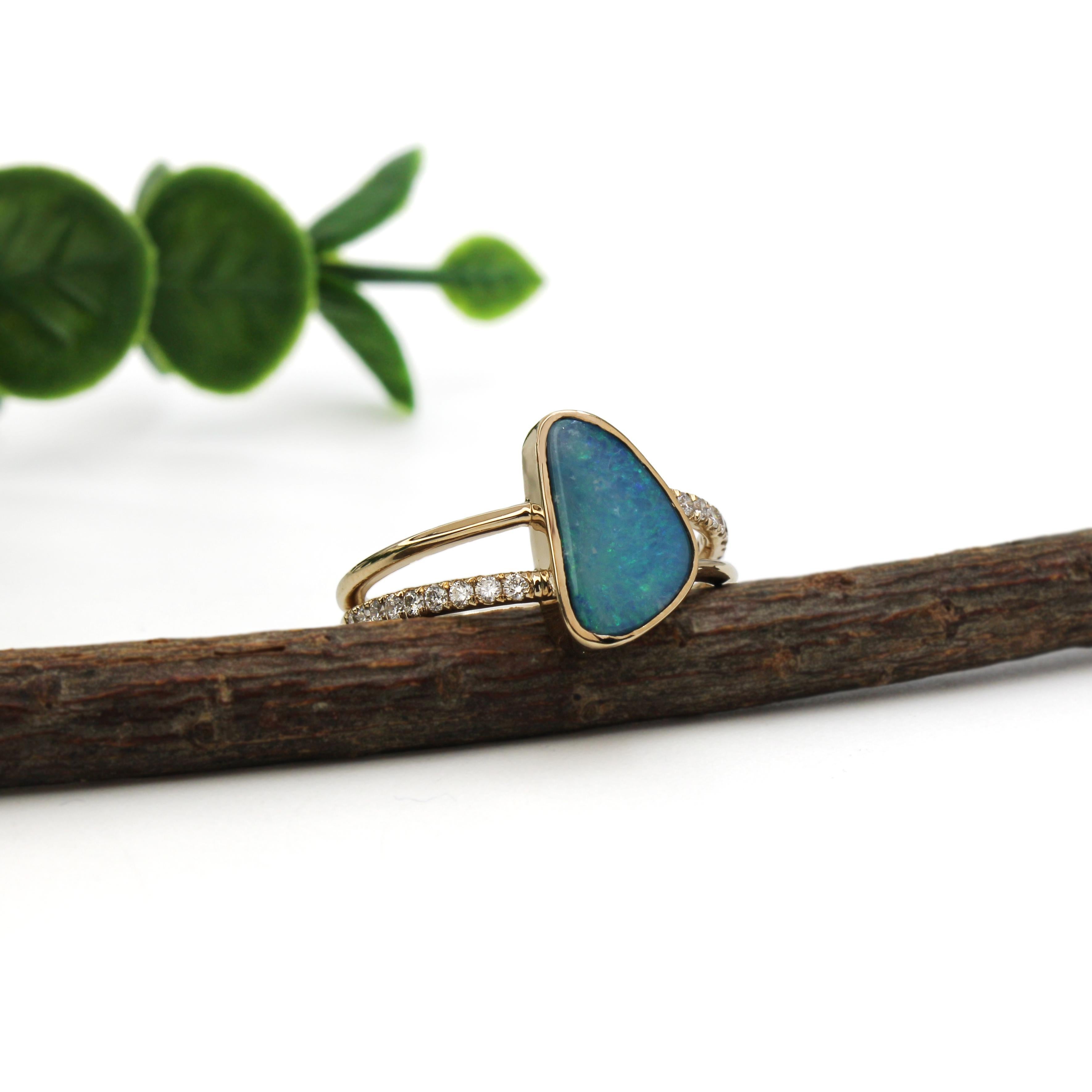 1,6 Karat Boulder-Opalring mit natürlichen Diamant-Akzenten und geteiltem Schaft aus 14 Karat Gold im Zustand „Neu“ im Angebot in Columbus, OH