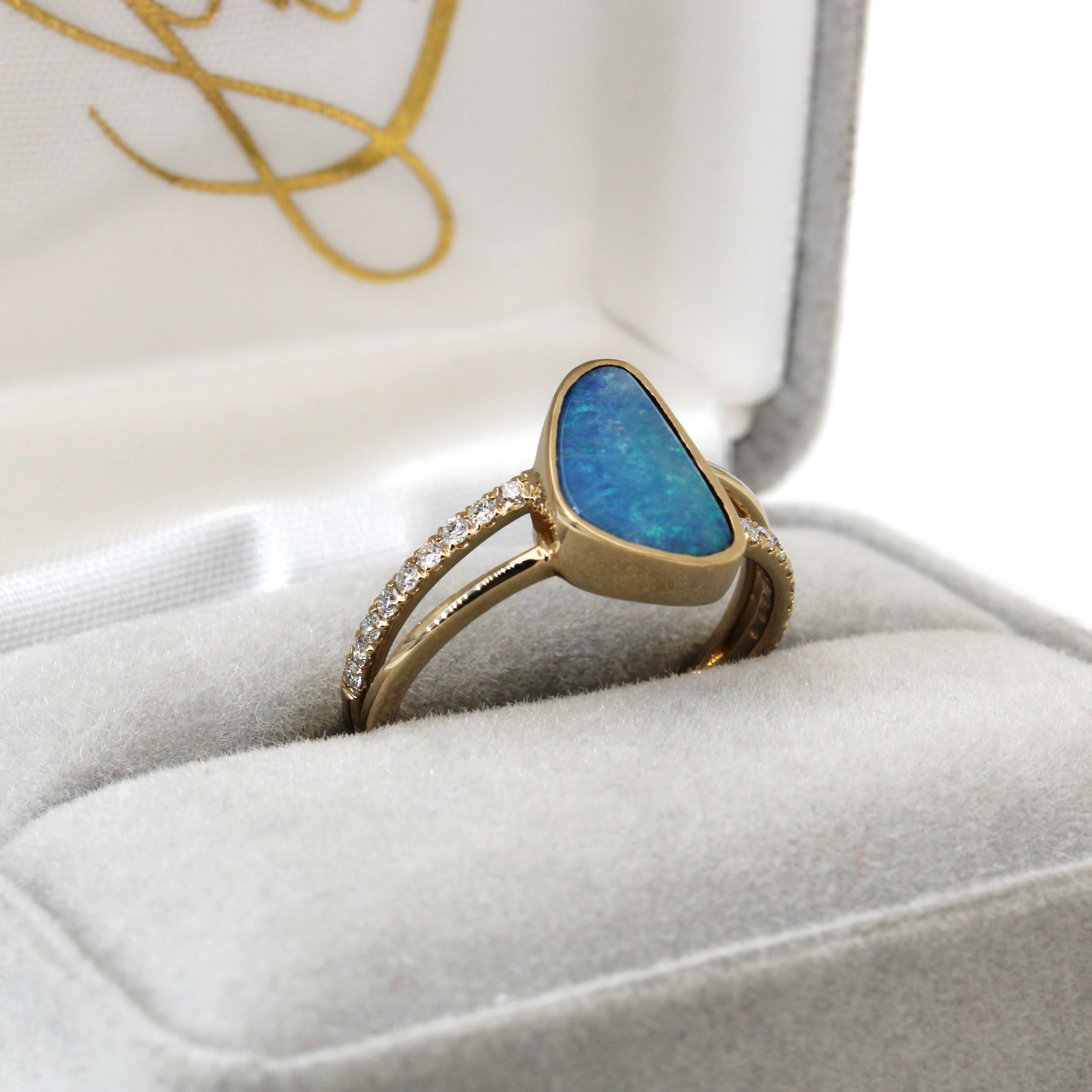 1,6 Karat Boulder-Opalring mit natürlichen Diamant-Akzenten und geteiltem Schaft aus 14 Karat Gold im Angebot 1