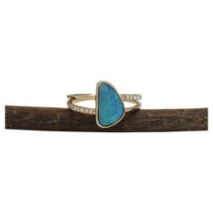 Anello Opale Boulder 1,6cts con accenti di diamanti naturali e gambo diviso in oro 14K