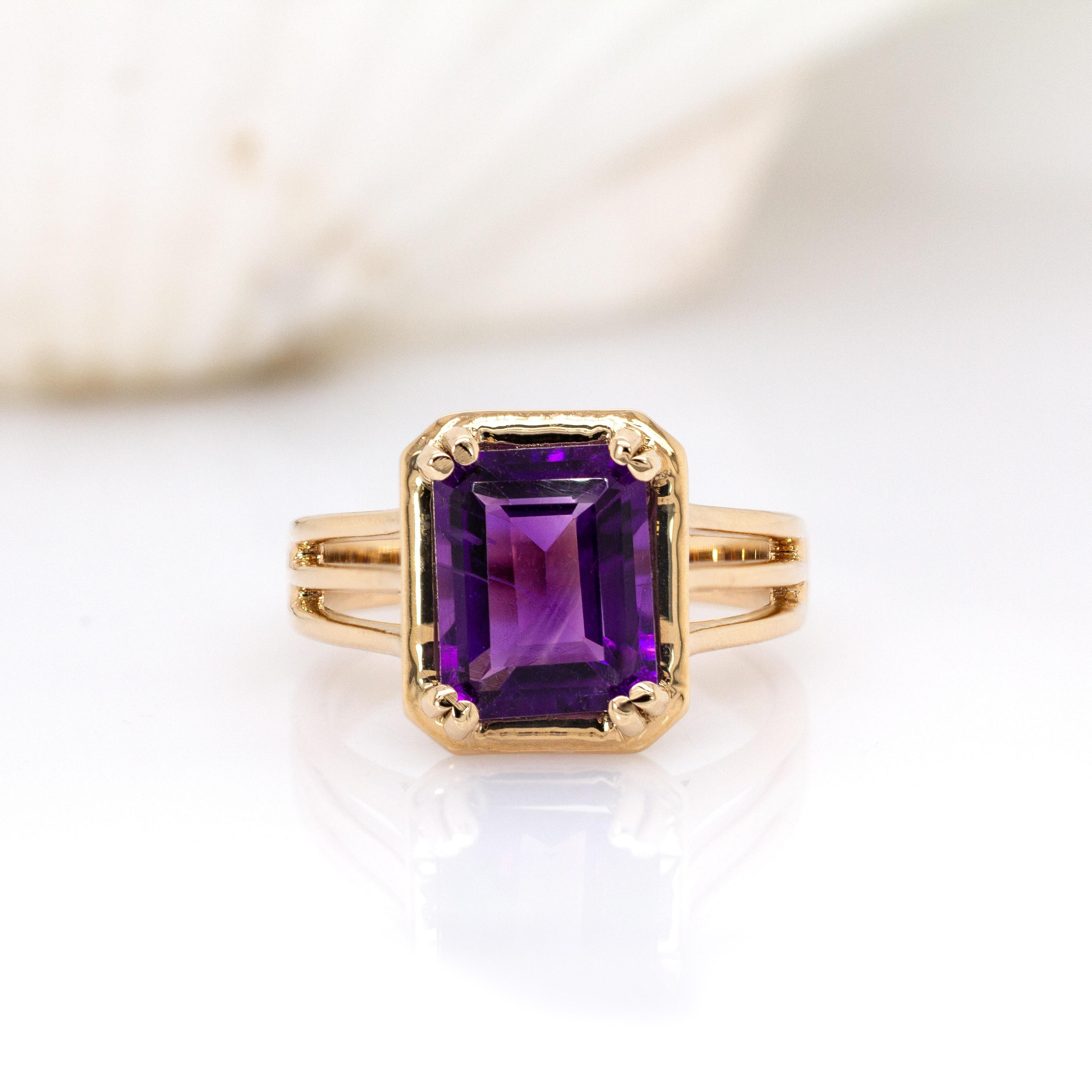 Anillo de amatista solitaria de 1,6cts: Oro macizo de 14 quilates, caña partida triple  EM 10x8mm Contemporáneo en venta