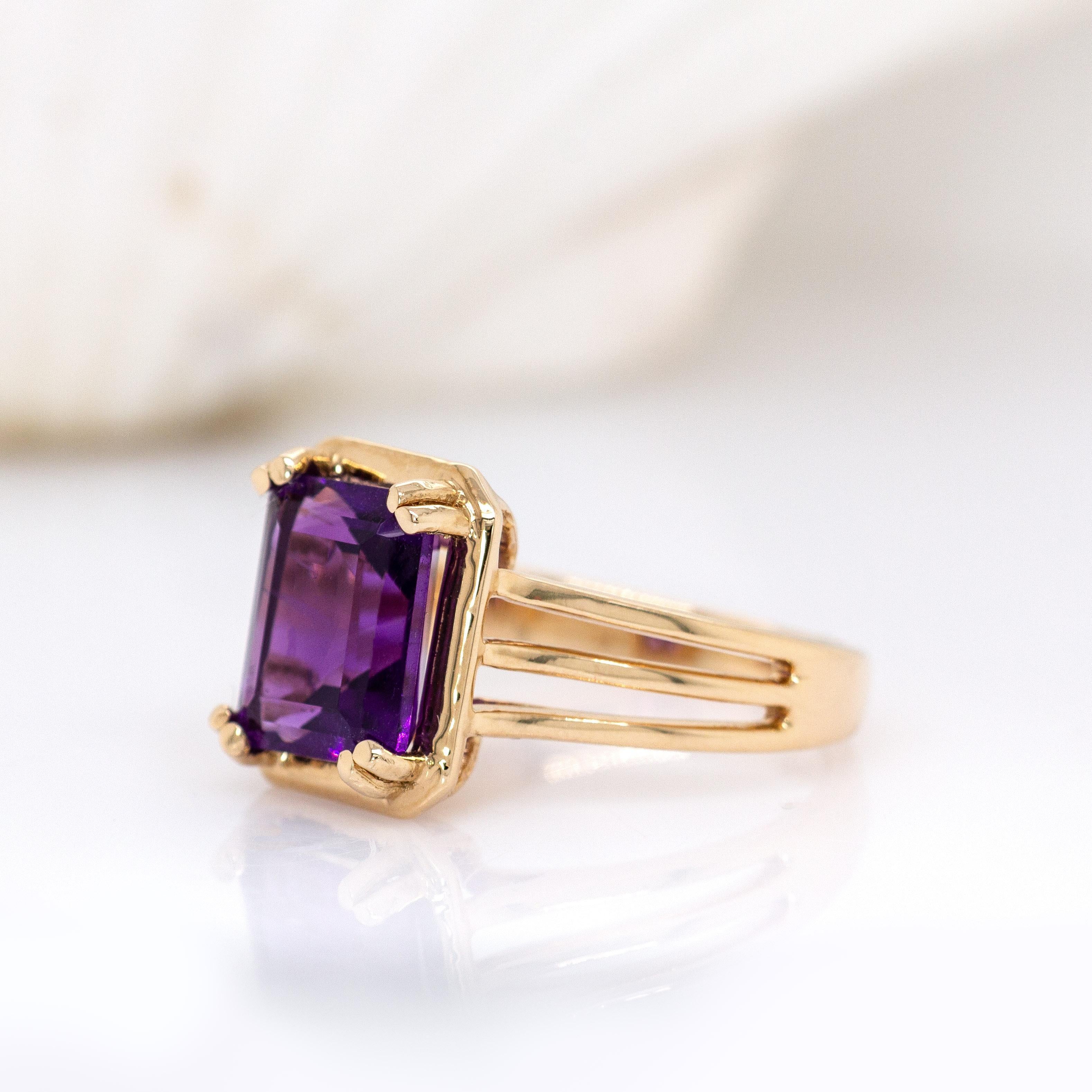 Anillo de amatista solitaria de 1,6cts: Oro macizo de 14 quilates, caña partida triple  EM 10x8mm Corte esmeralda en venta