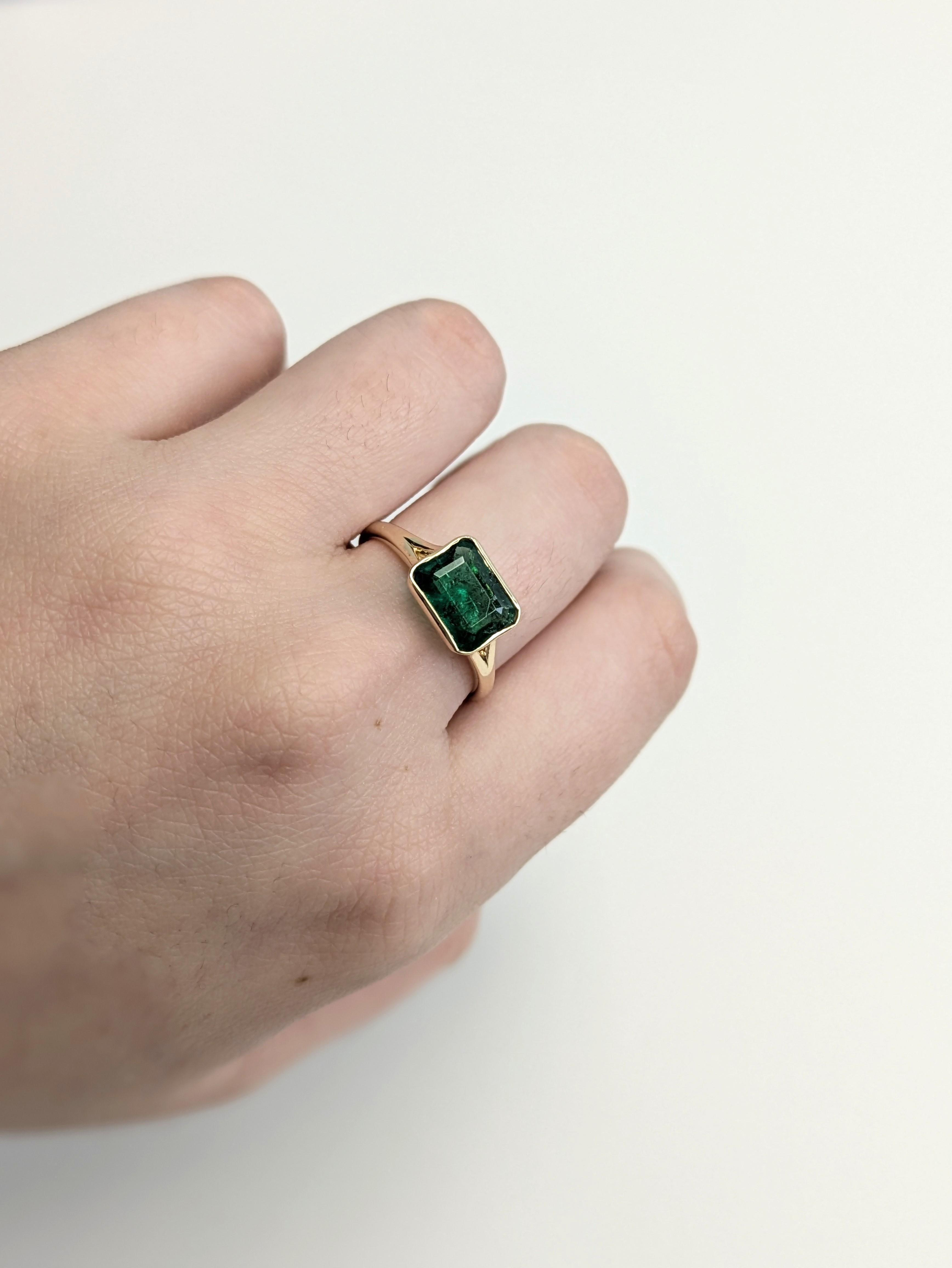 Audacieuse mais raffinée, cette bague solitaire met en valeur une émeraude zambienne de 1,63 carat, qui brille dans de riches tons verts. Fabriqué en or jaune 14 carats massif avec une élégante monture à tige fendue, il s'agit d'une version moderne