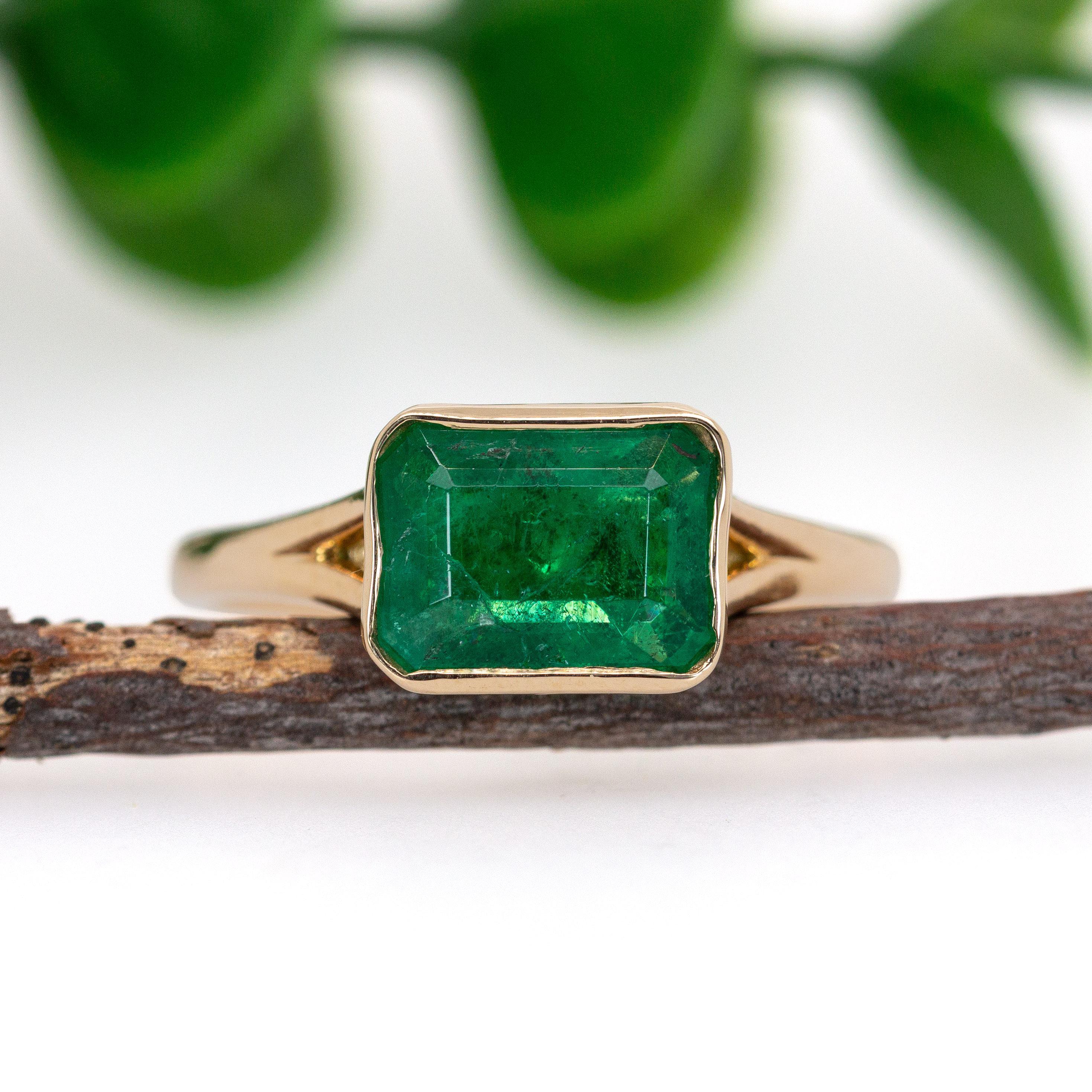 Art déco Bague solitaire en or jaune 14 carats avec émeraude de Zambie de 1,6 carat  EM 8.5x6mm en vente