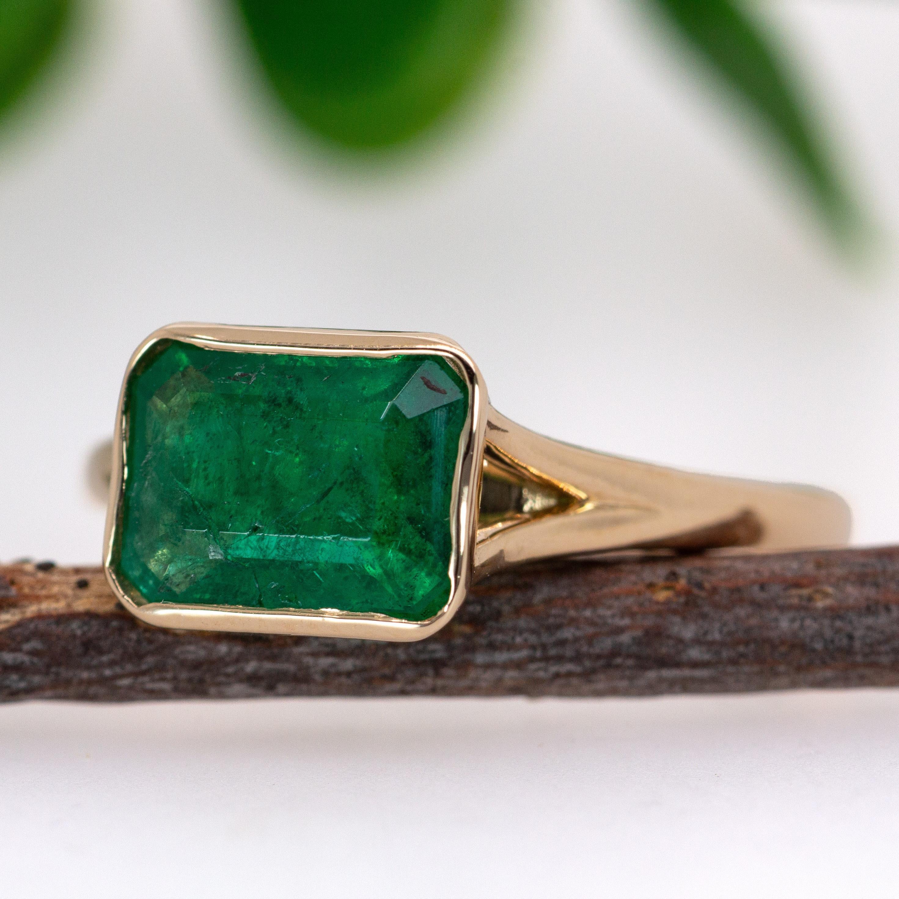 Taille émeraude Bague solitaire en or jaune 14 carats avec émeraude de Zambie de 1,6 carat  EM 8.5x6mm en vente
