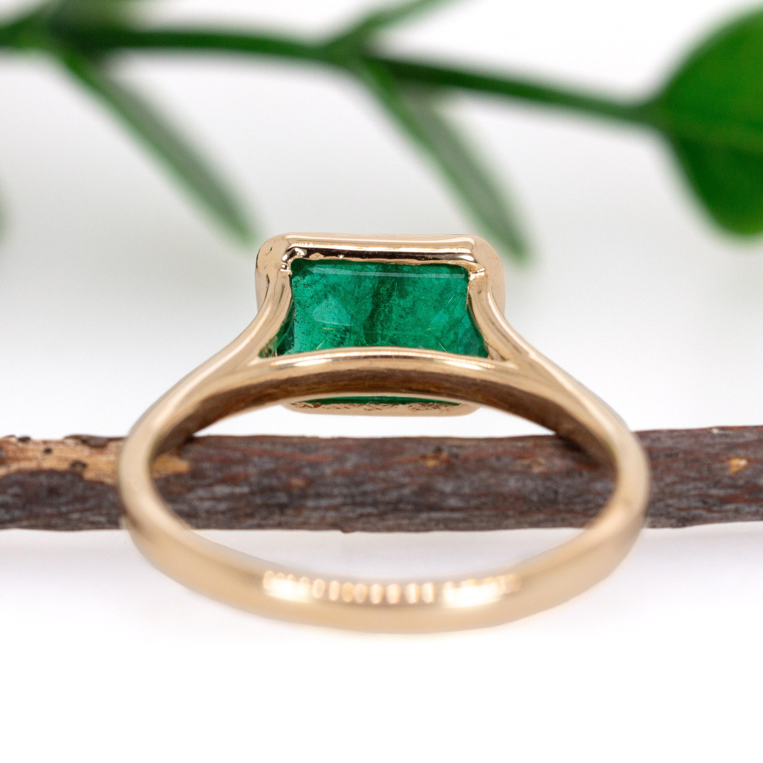 Bague solitaire en or jaune 14 carats avec émeraude de Zambie de 1,6 carat  EM 8.5x6mm Pour femmes en vente