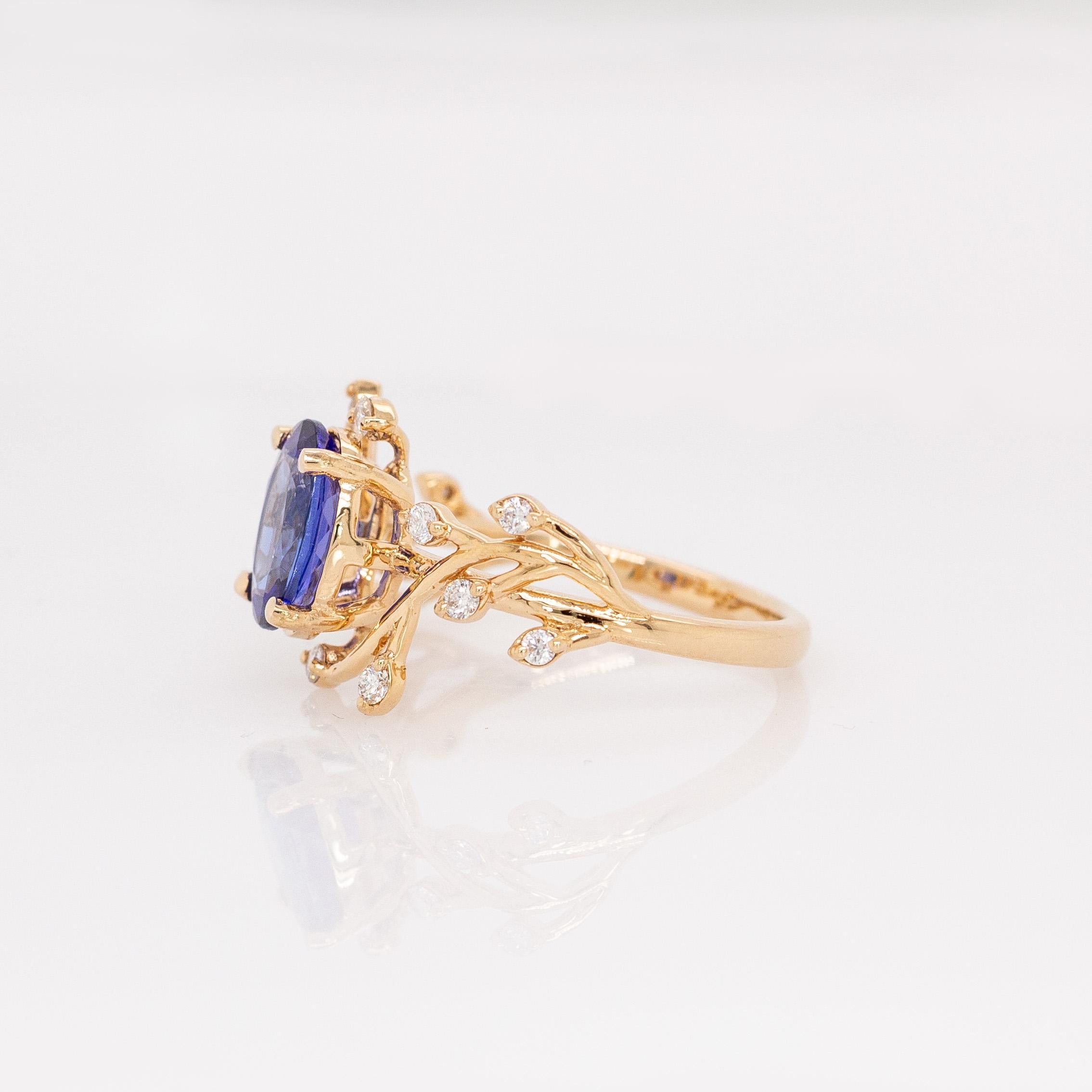 Anello con tanzanite da 1,6 carati e accenti di diamanti Nature: Oro massiccio 14k, ovale 9x7 mm In condizioni Nuovo in vendita a Columbus, OH