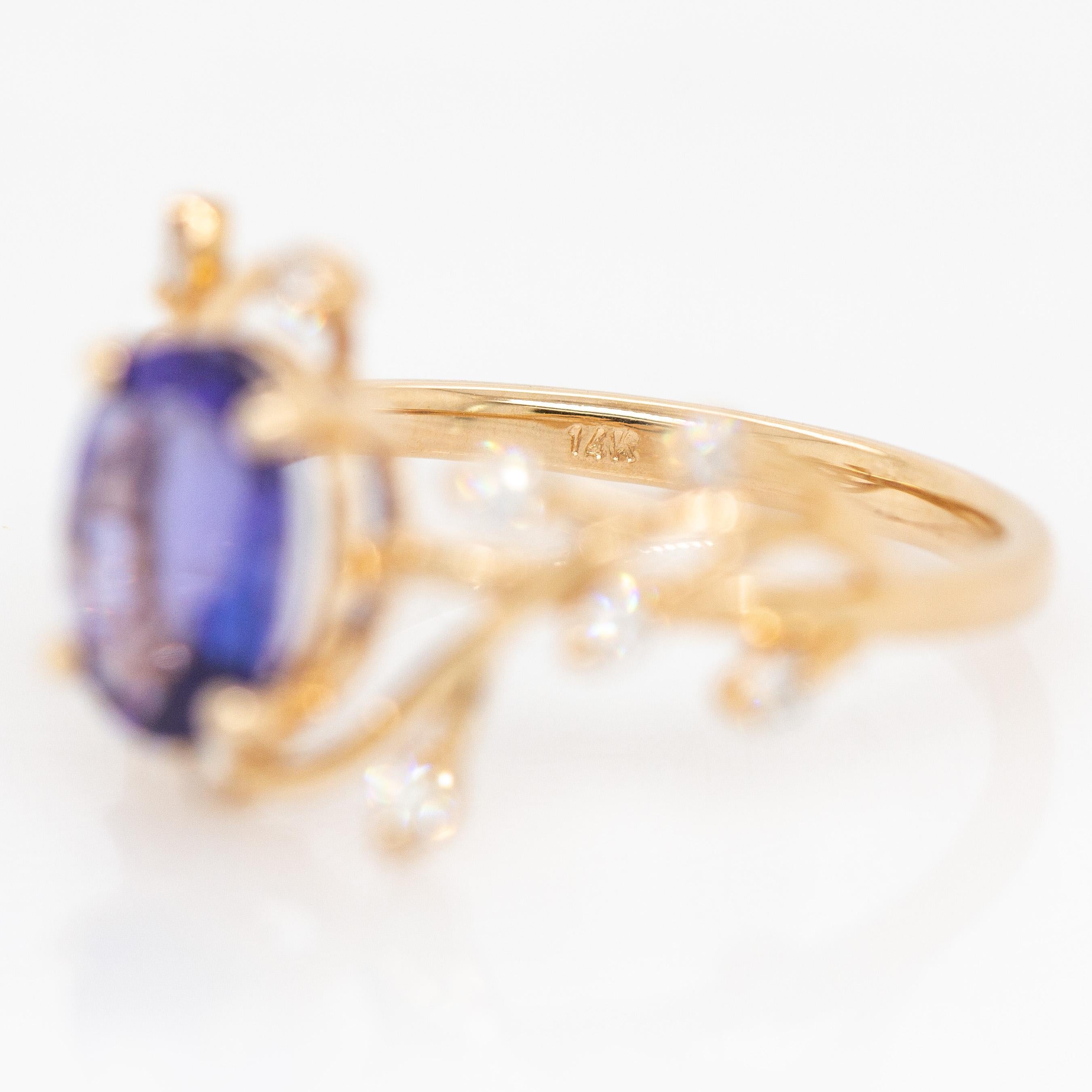 Anello con tanzanite da 1,6 carati e accenti di diamanti Nature: Oro massiccio 14k, ovale 9x7 mm in vendita 1