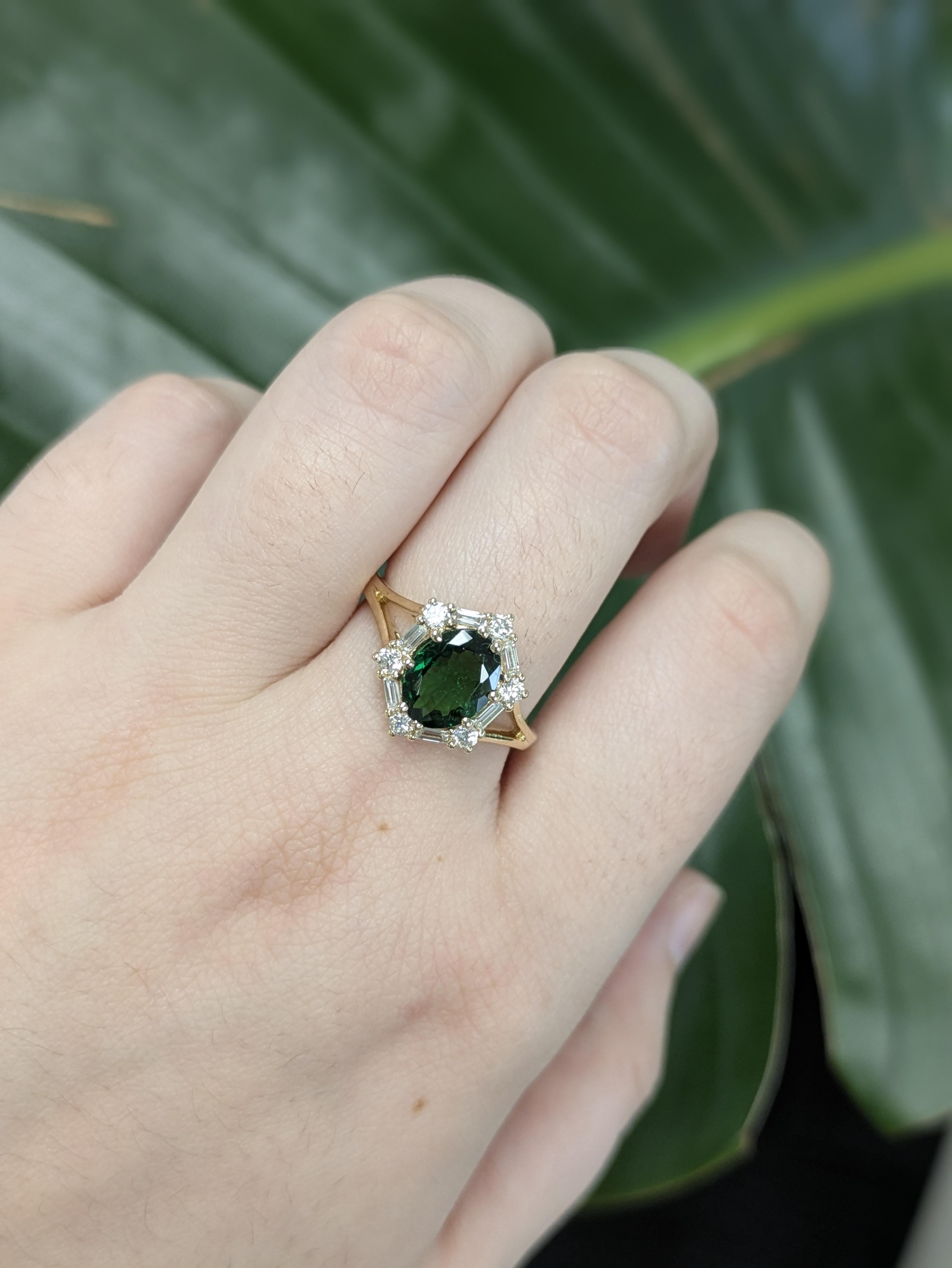 Questo splendido anello presenta una tsavorite di forma ovale da 1,63 carati proveniente dalla Tanzania, che misura 8,6x7,3 mm. Conosciuta per la sua vivace tonalità verde e una durezza Mohs compresa tra 7 e 7,5, la Tsavorite offre brillantezza e