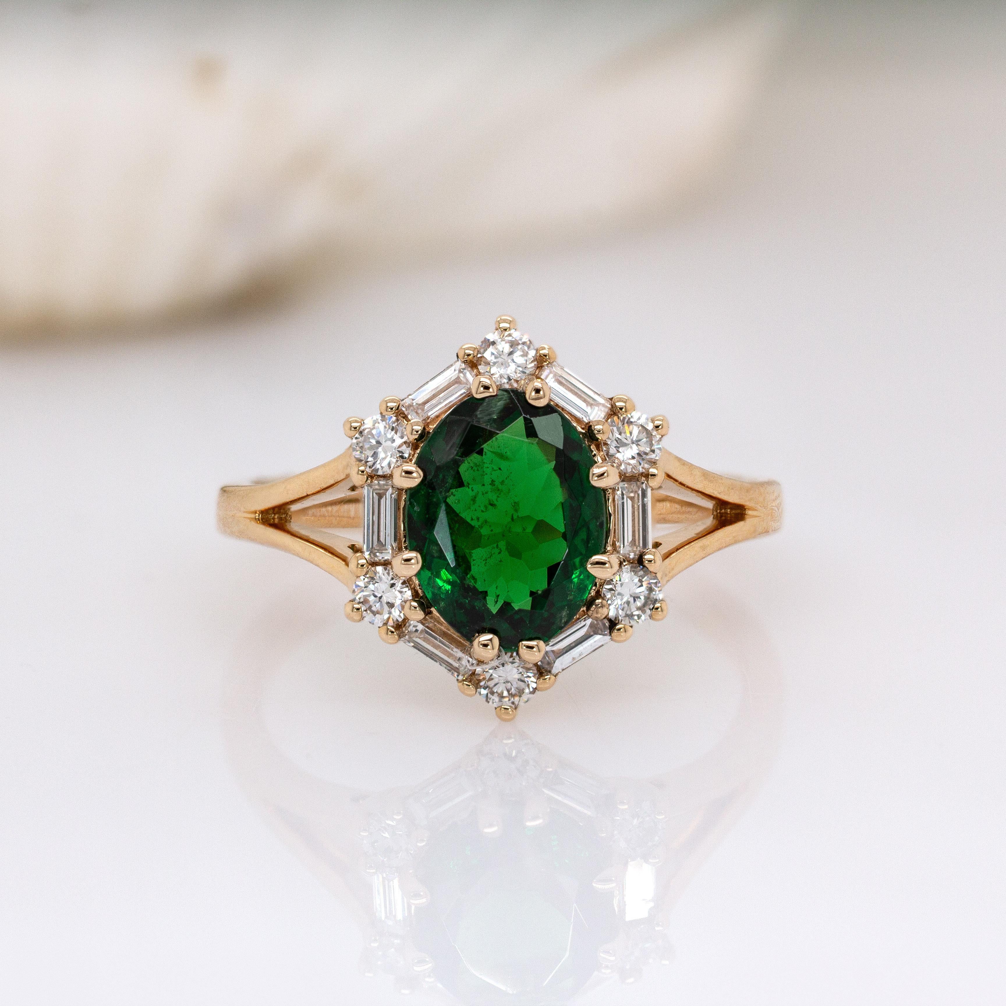 Art Déco Anello con tsavorite da 1,6 carati e accenti di diamanti estratti dalla terra in oro giallo 14 ct.  9x7mm in vendita