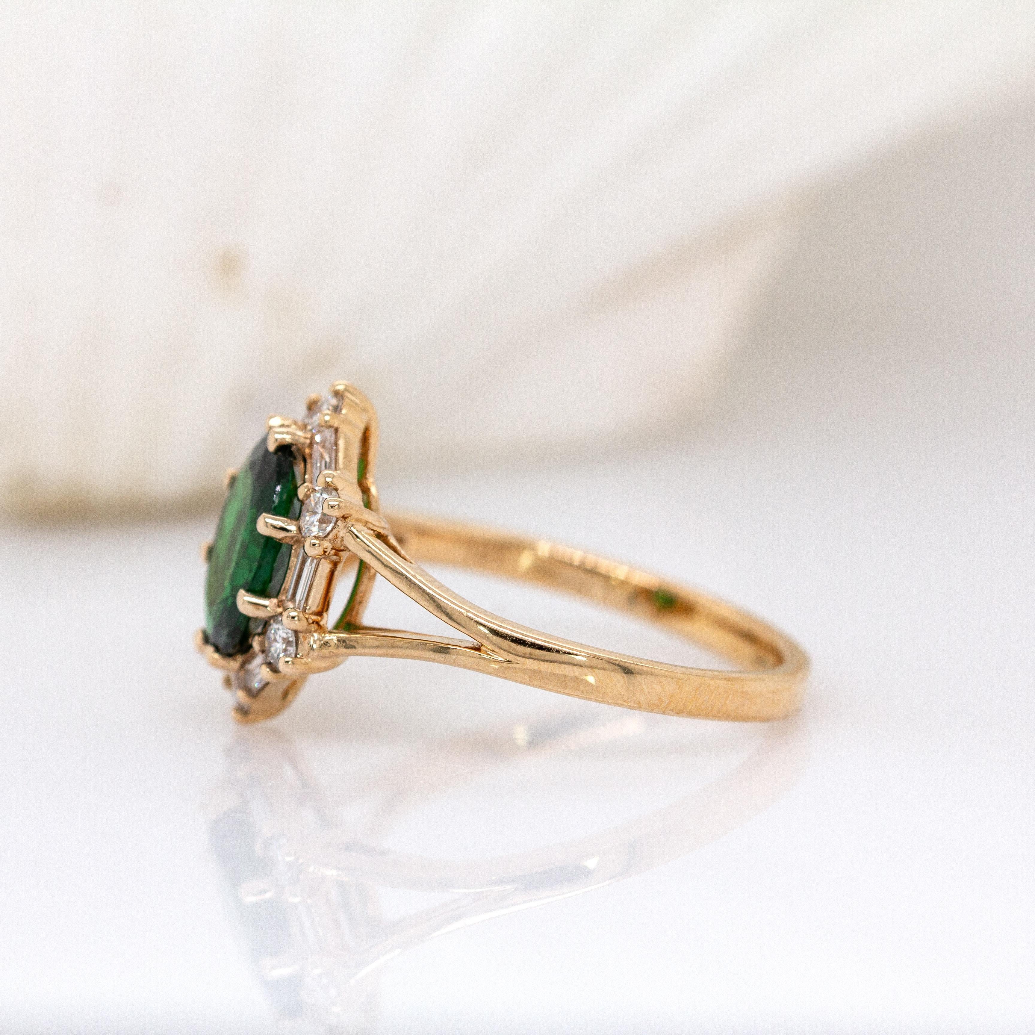 Taglio ovale Anello con tsavorite da 1,6 carati e accenti di diamanti estratti dalla terra in oro giallo 14 ct.  9x7mm in vendita