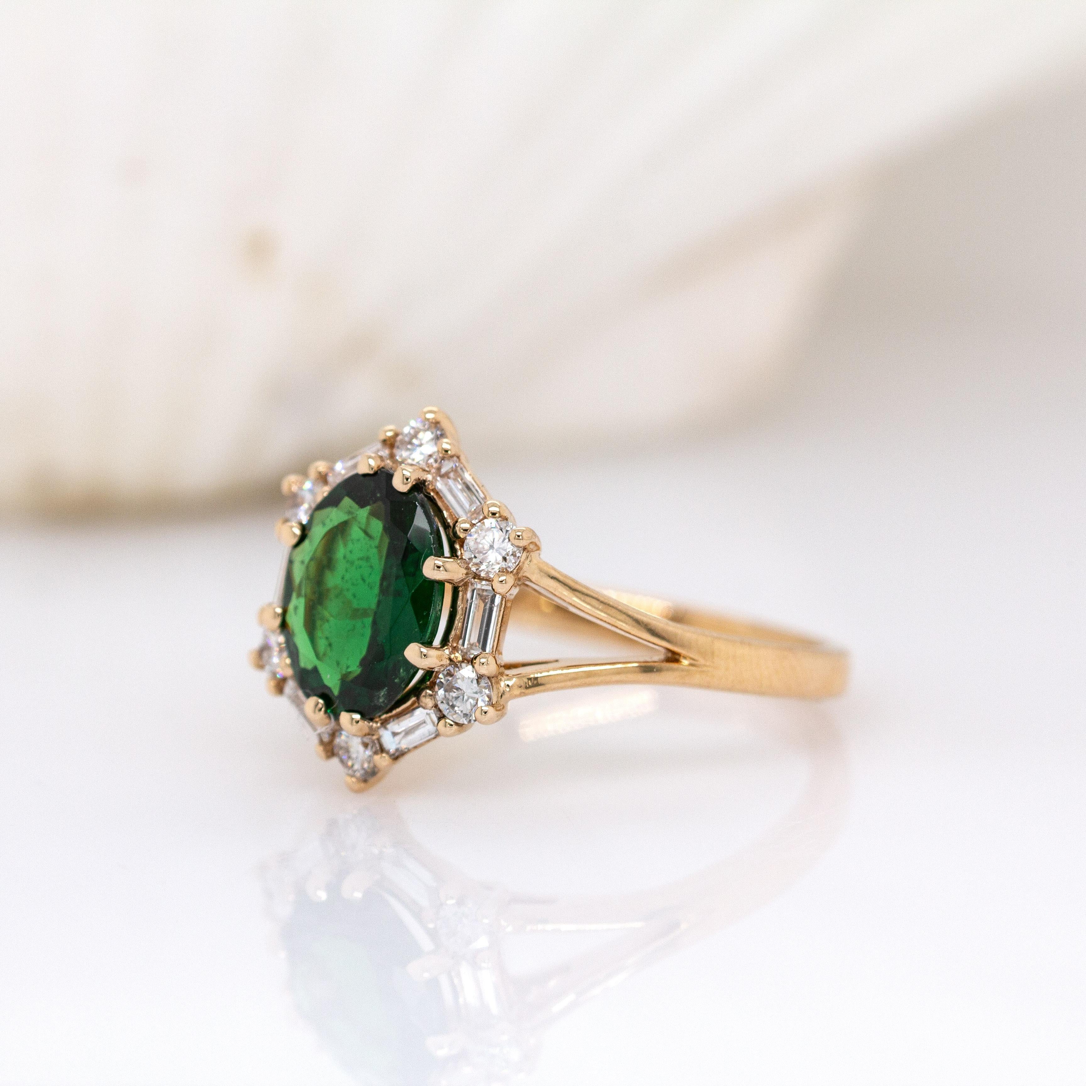 Anello con tsavorite da 1,6 carati e accenti di diamanti estratti dalla terra in oro giallo 14 ct.  9x7mm In condizioni Nuovo in vendita a Columbus, OH