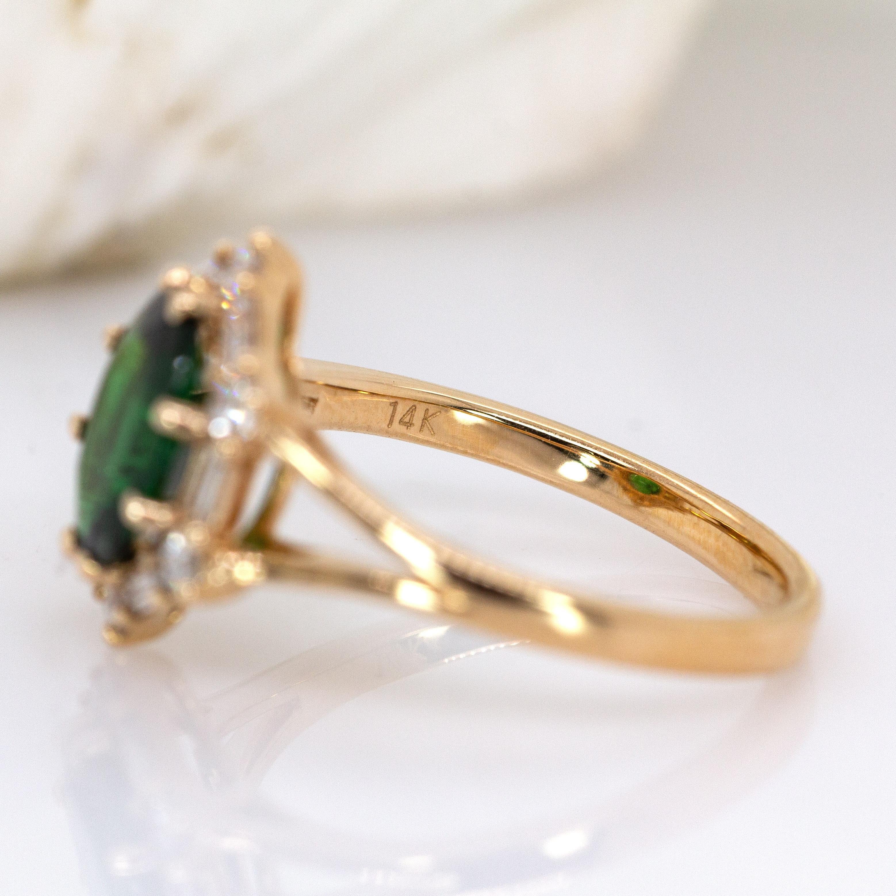 Anello con tsavorite da 1,6 carati e accenti di diamanti estratti dalla terra in oro giallo 14 ct.  9x7mm in vendita 1
