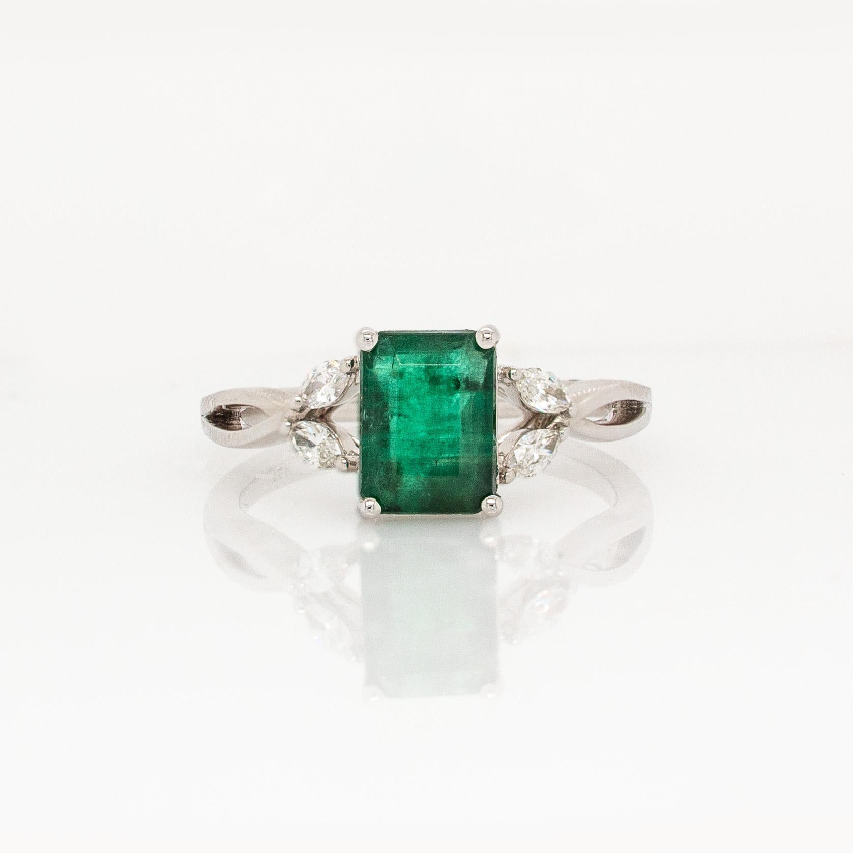 1,6cts sambischen Smaragd Ring mit natürlichen Diamanten Akzente: 14k Massiv Gold, 8x6mm (Smaragdschliff) im Angebot