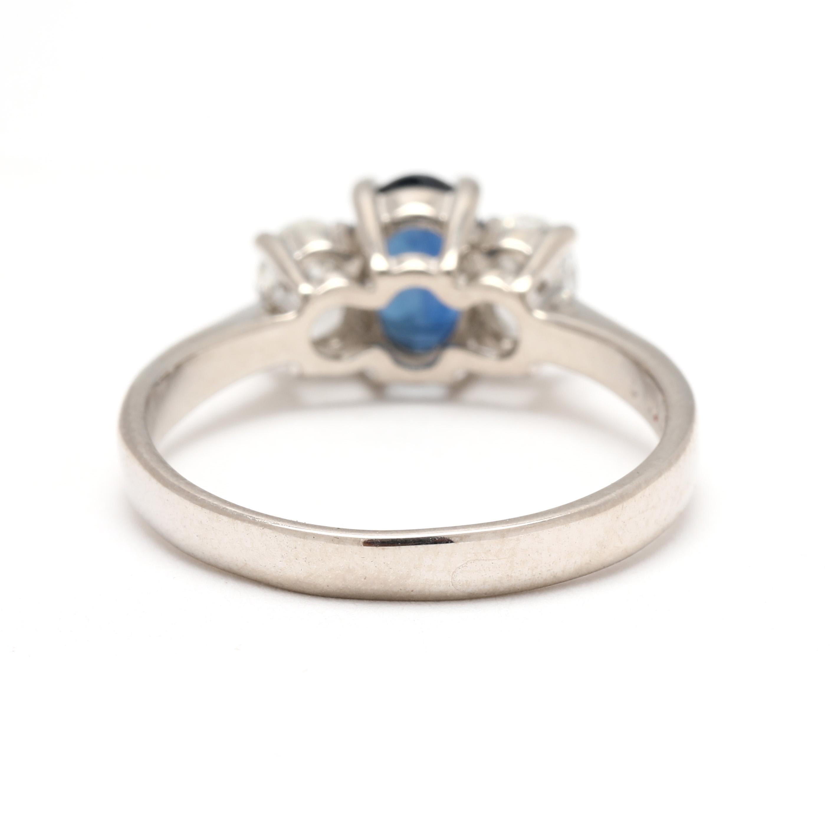 Taille ovale Bague à trois pierres en or blanc 18 carats avec diamants et saphirs 1,6 ctw, taille 7,25 en vente