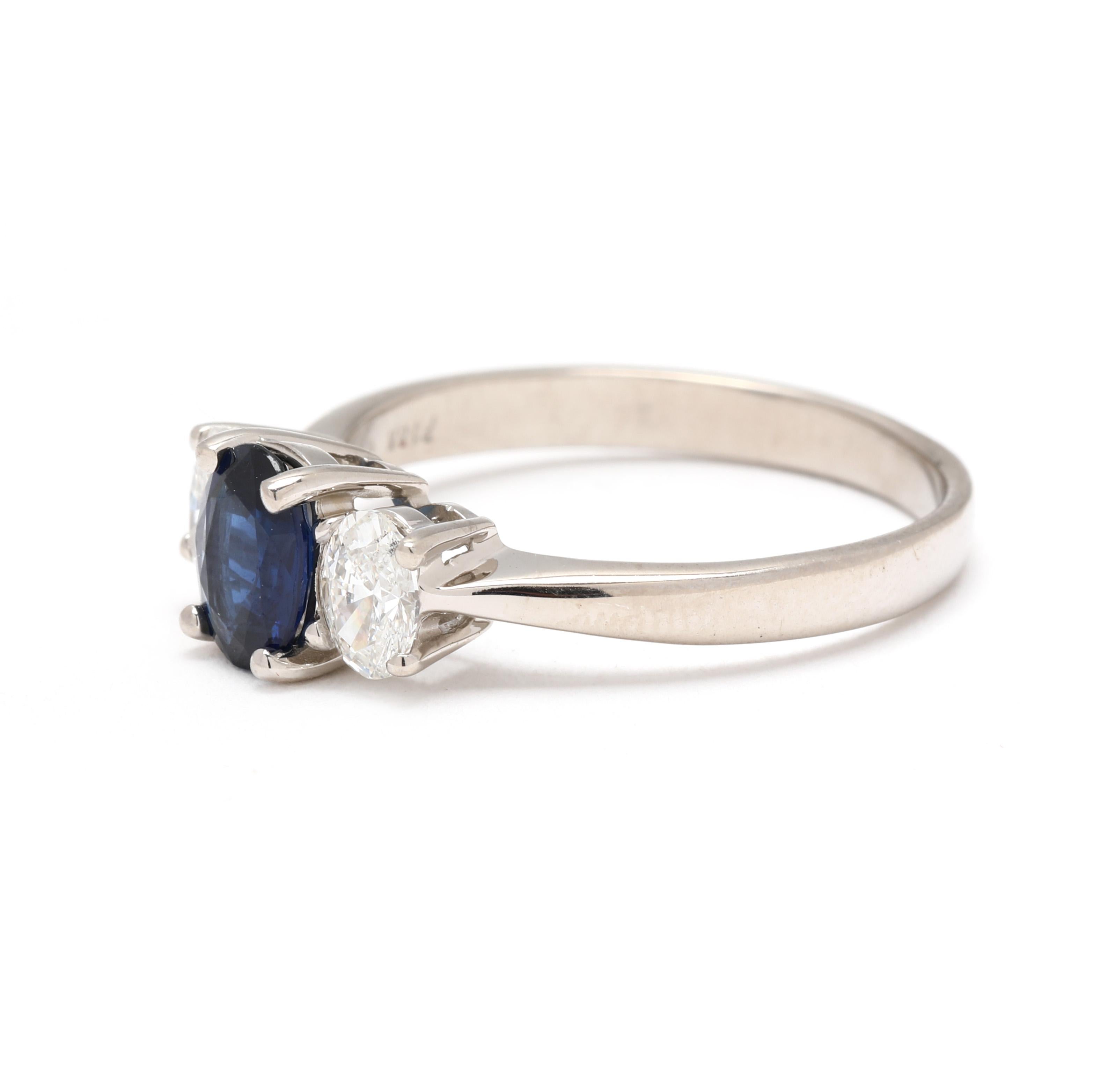 Bague à trois pierres en or blanc 18 carats avec diamants et saphirs 1,6 ctw, taille 7,25 Bon état - En vente à McLeansville, NC