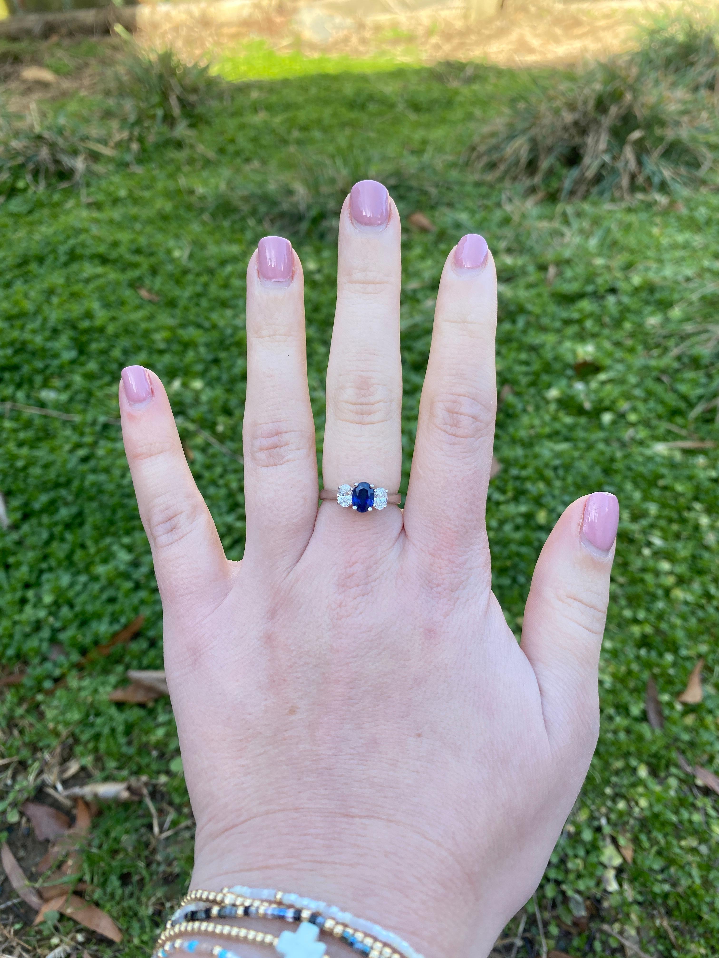 Bague à trois pierres en or blanc 18 carats avec diamants et saphirs 1,6 ctw, taille 7,25 en vente 1