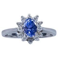 Bague en platine avec saphir bleu violacé de 1,6 carat et grappe de diamants