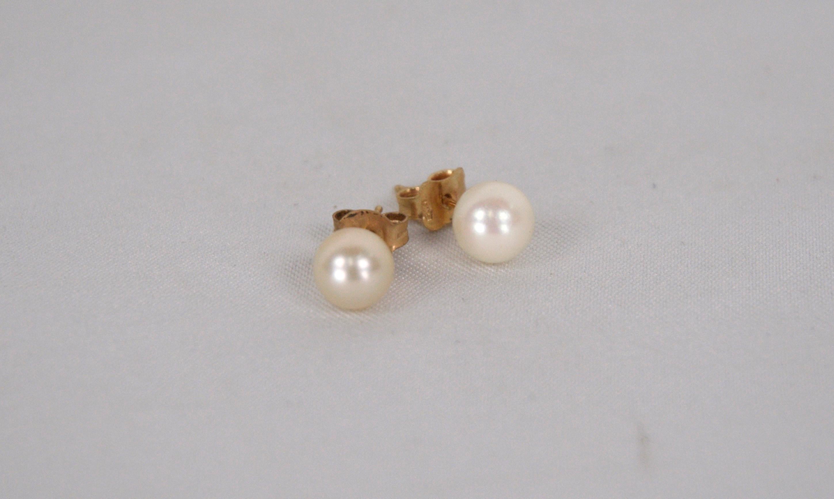 Set aus Perlenhalskette und Ohrringen mit Perlen im Angebot 1