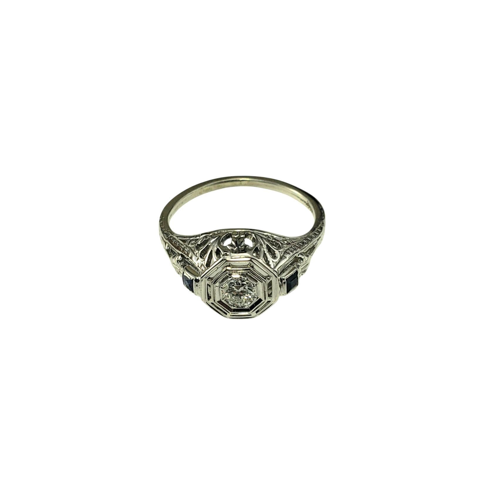 18 Karat Weißgold Filigran und Diamant Ring Größe 5,5

Dieser Ring aus luxuriösem 18-karätigem Weißgold besteht aus einem runden Diamanten mit Brillantschliff, der in eine detaillierte Lünette gefasst ist. Die filigranen Arbeiten verleihen Eleganz