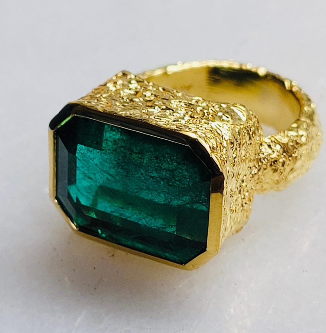 16k Emerald Cocktail Ring, by Tagili In New Condition In New York, NY