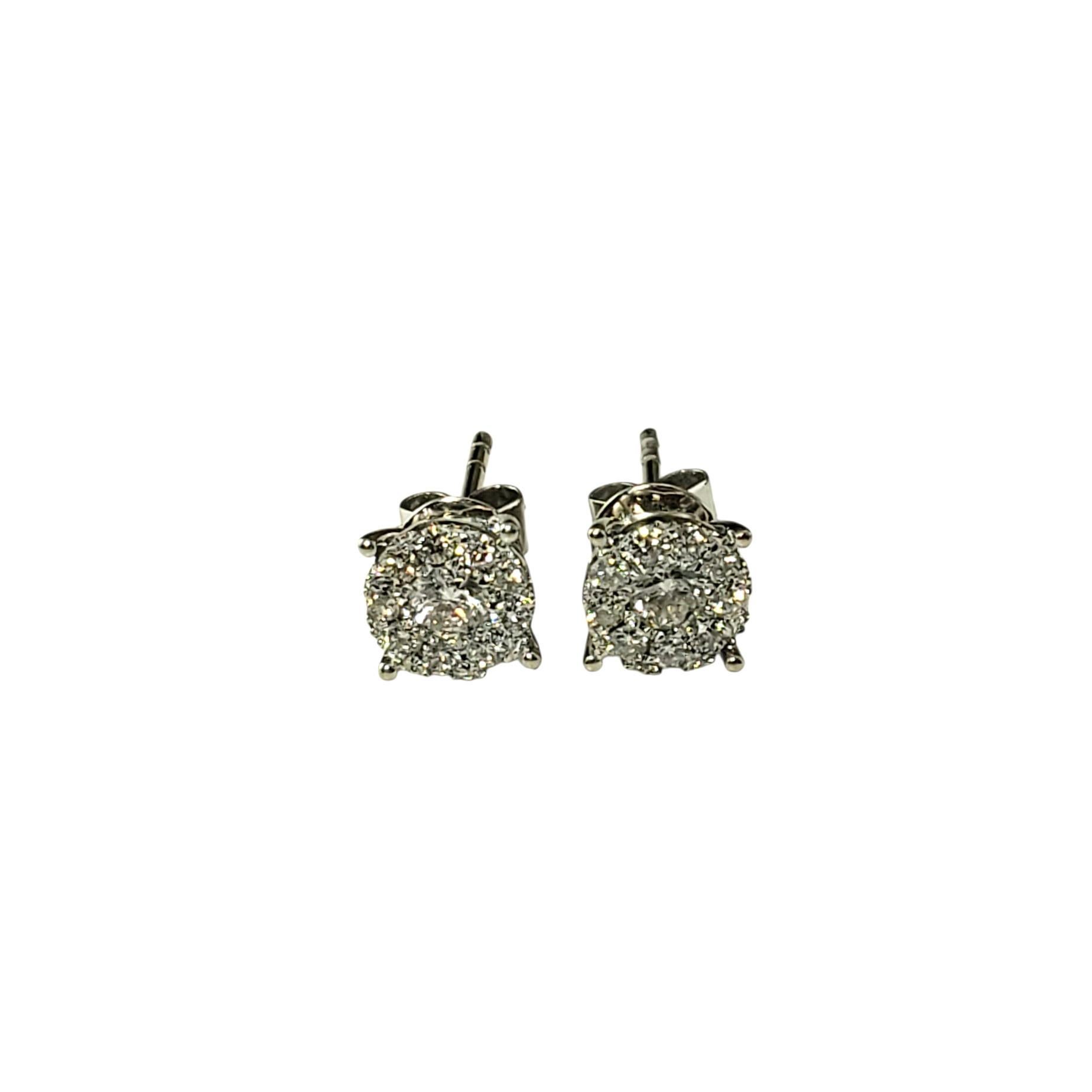 Orecchini a grappolo con diamanti in oro bianco 16 carati-

Questi scintillanti orecchini a perno presentano ciascuno 10 diamanti rotondi taglio brillante incastonati nel classico oro bianco. Perfetto sia per l'abbigliamento quotidiano che per le