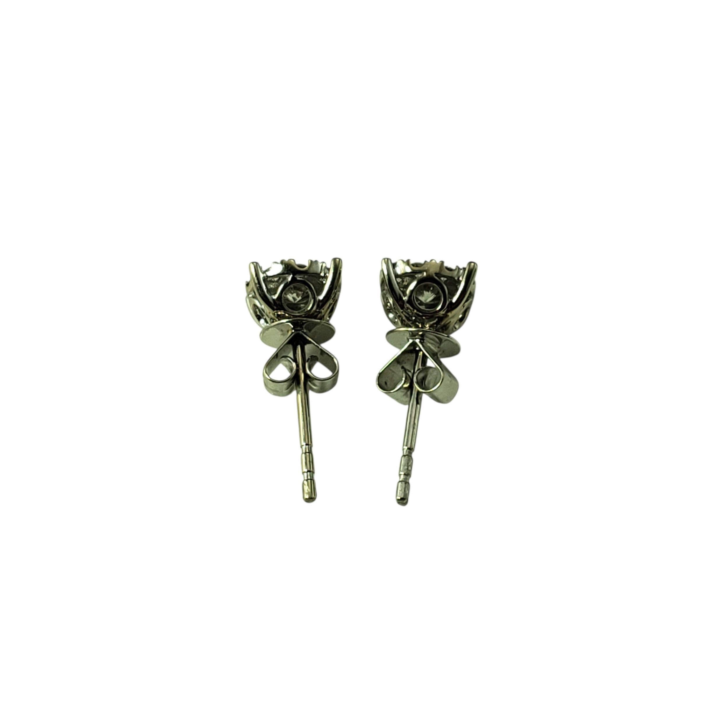 Orecchini con diamanti a grappolo in oro bianco 16K #23090 In condizioni buone in vendita a Washington Depot, CT