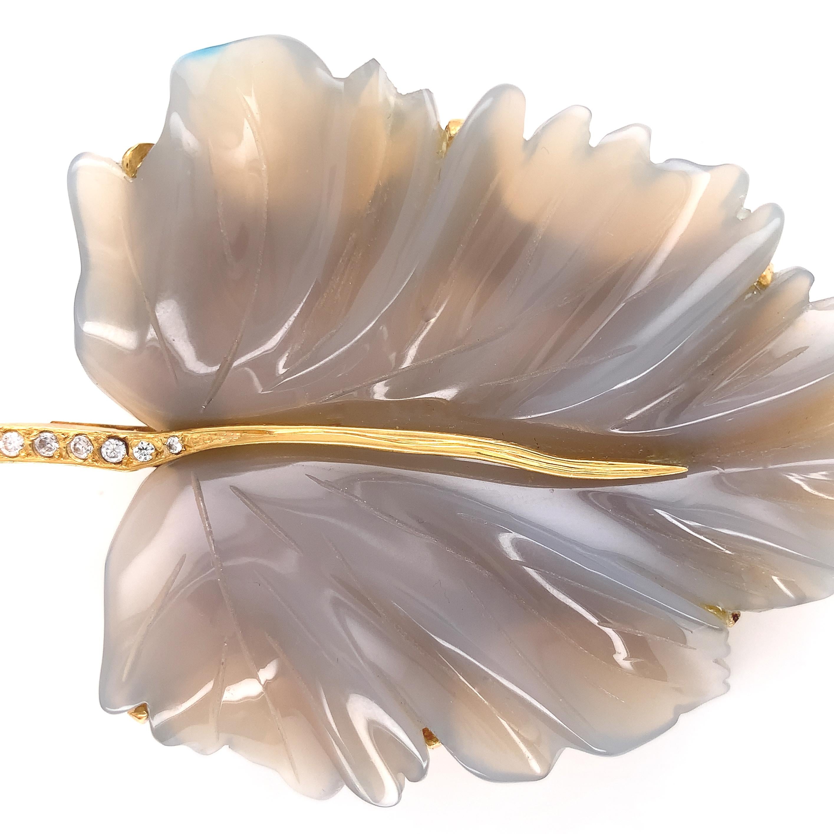 16K Yellow Gold .666 Large Carved Chalcedony Leaf Pin Signed In Good Condition For Sale In Big Bend, WI