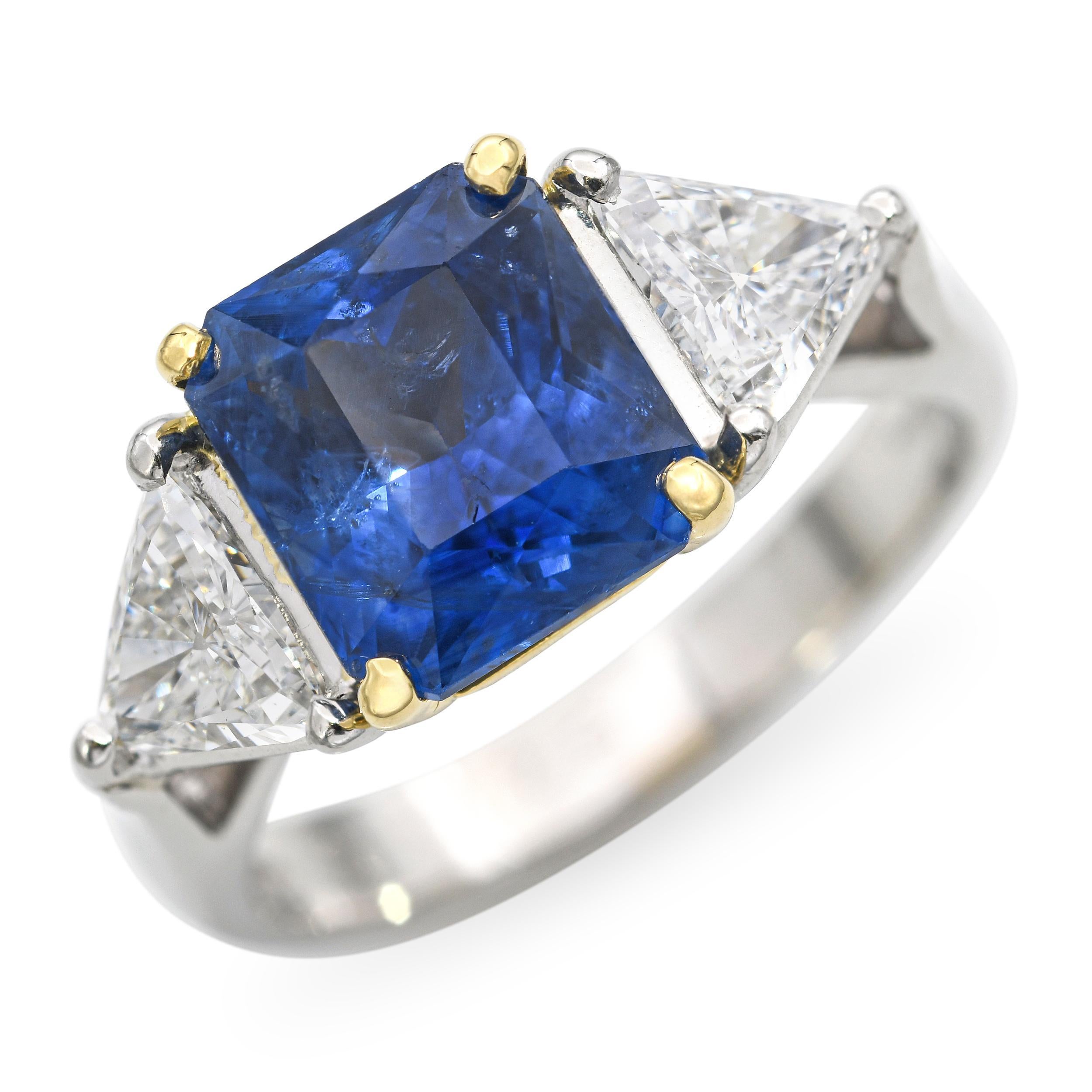 Este exquisito anillo está elaborado con una rara combinación de oro amarillo de 16 quilates y platino, y luce en su centro un impresionante zafiro azul real de 3,15 quilates. El zafiro muestra un tono vivo y ricamente saturado y ha sido sometido a