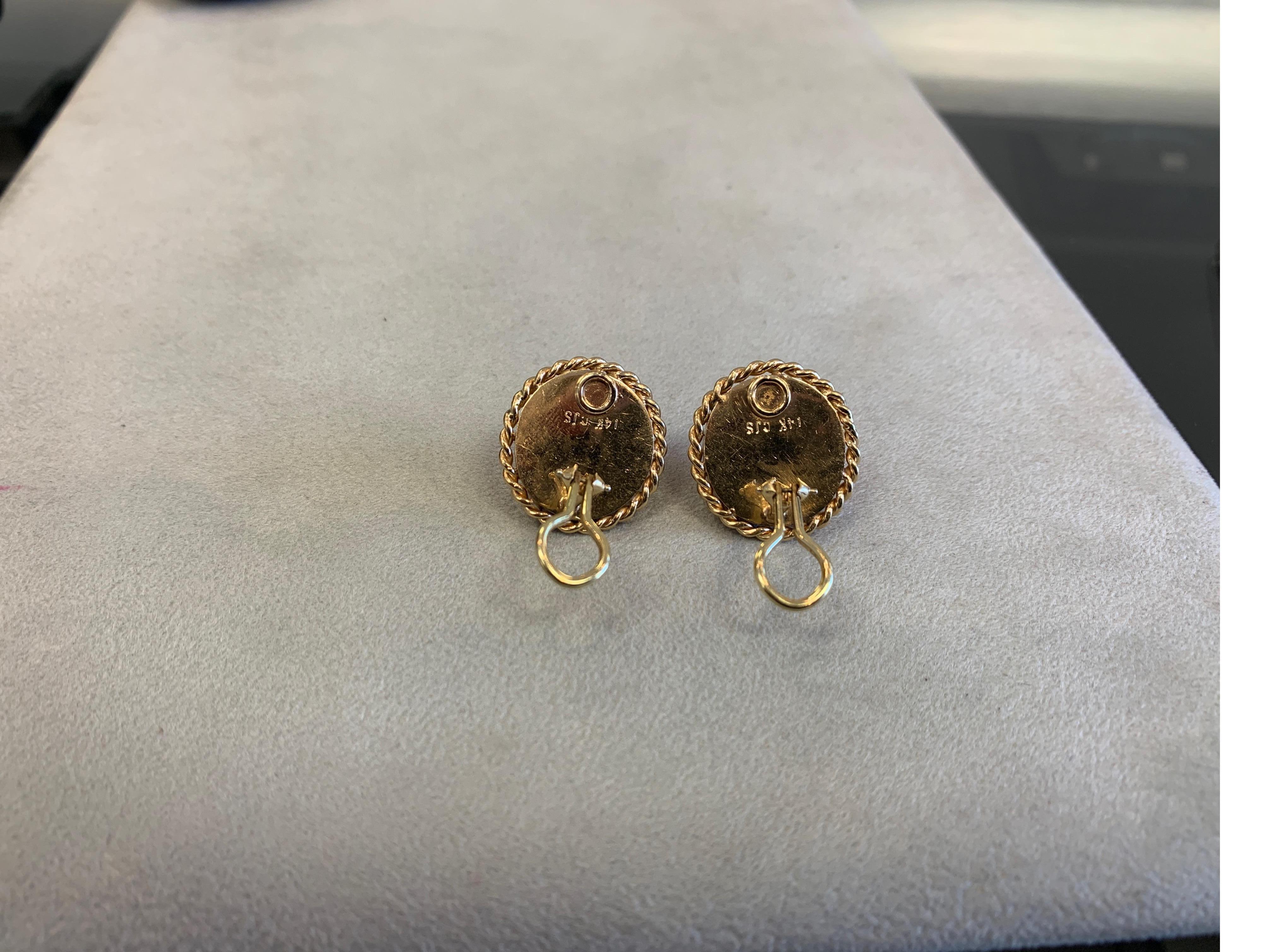 Coral Gold Earrings In Good Condition For Sale In Aliso Viejo, CA
