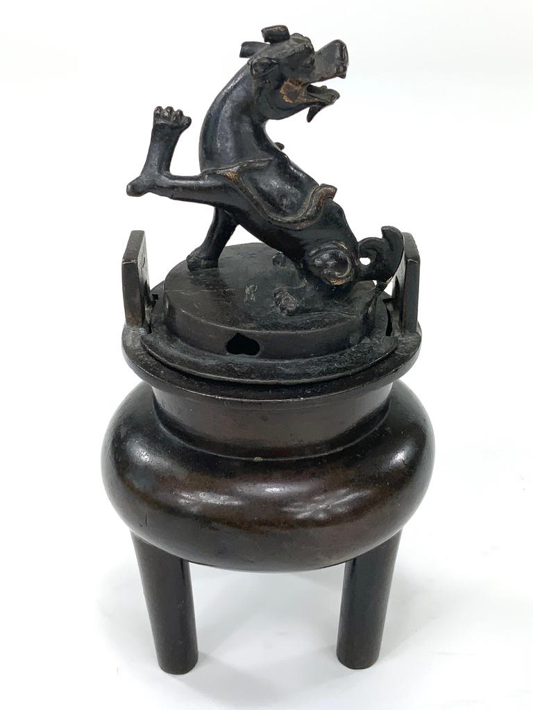 16th-17th Century Chinese Ming Dynasty Fu Dog Censer Incense Vase In Good Condition For Sale In Hampstead, QC