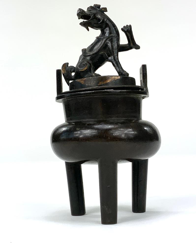 XVIIIe siècle et antérieur Vase à encens Fu Dog de la dynastie chinoise Ming, XVIe-XVIIe siècle en vente