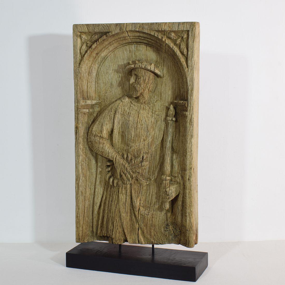 Beautiful weathered and unique oak panel with a nobleman.

France, circa 1550-1650, weathered, small losses.

Measurements include the wooden base.
