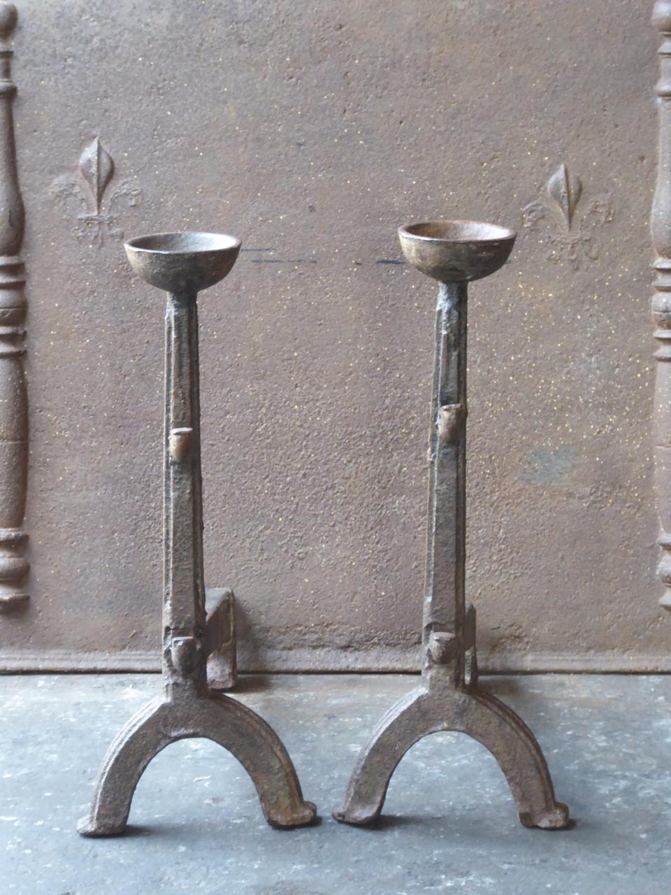 Impressive 16th-17th century French Gothic andirons made of cast iron. The andirons have spit hooks to grill food and cups to keep drinks warm. The andirons are therefore also called cup dogs.







 
